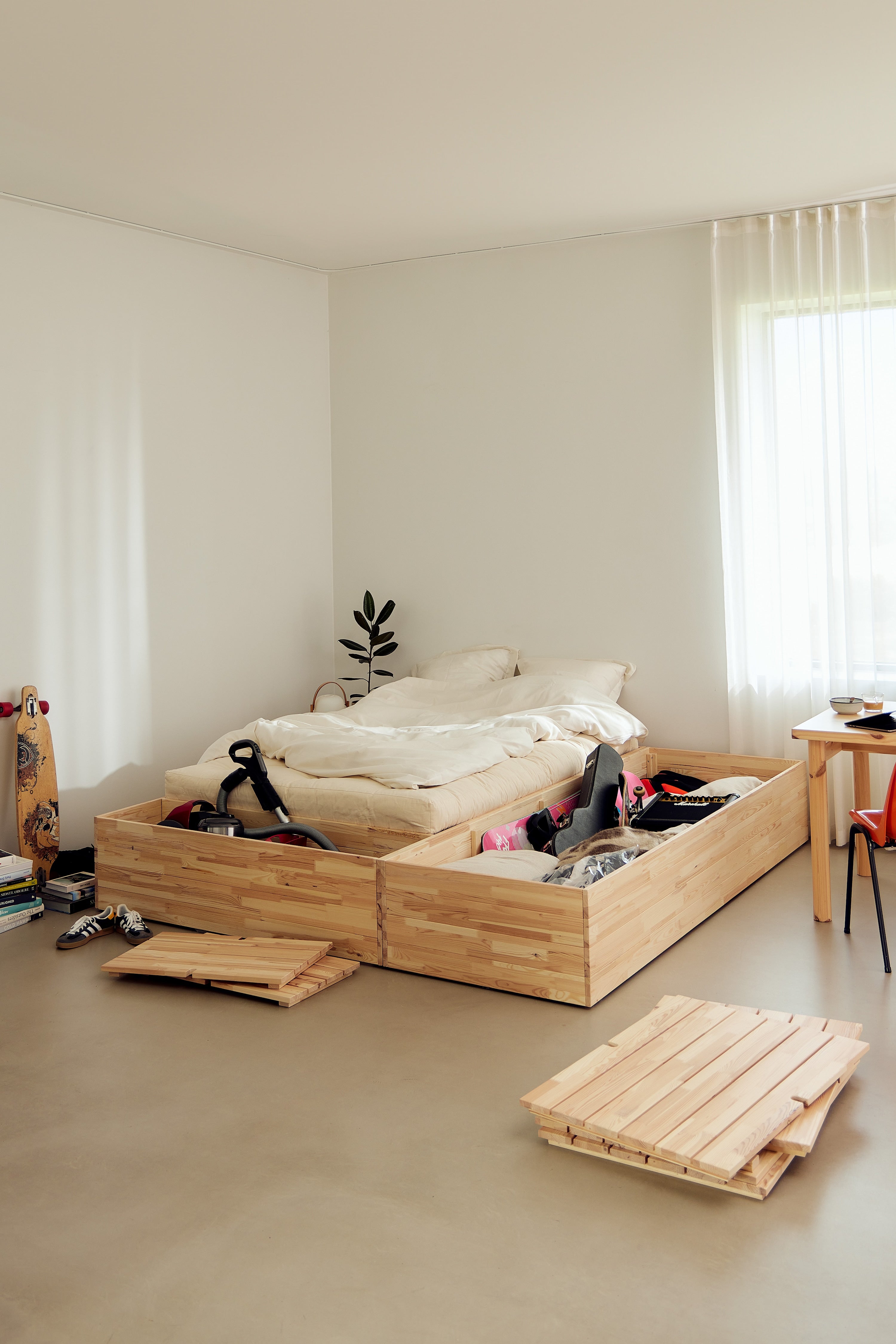 BASEMENT BED CLEAR LACQUERED 160 X 200