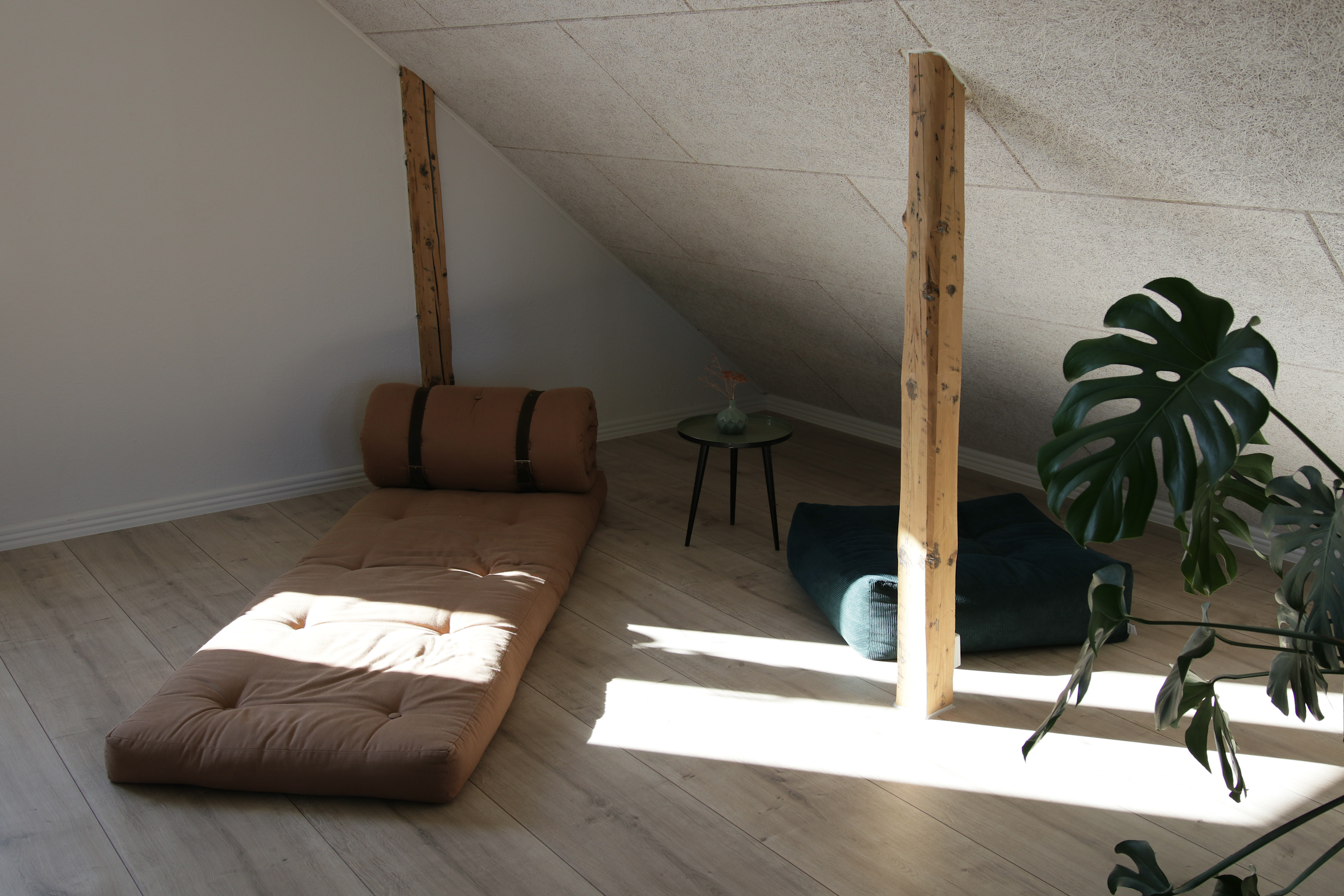 BUCKLE-UP CHAIR NAVY W. 2 BROWN LEATHER BELTS