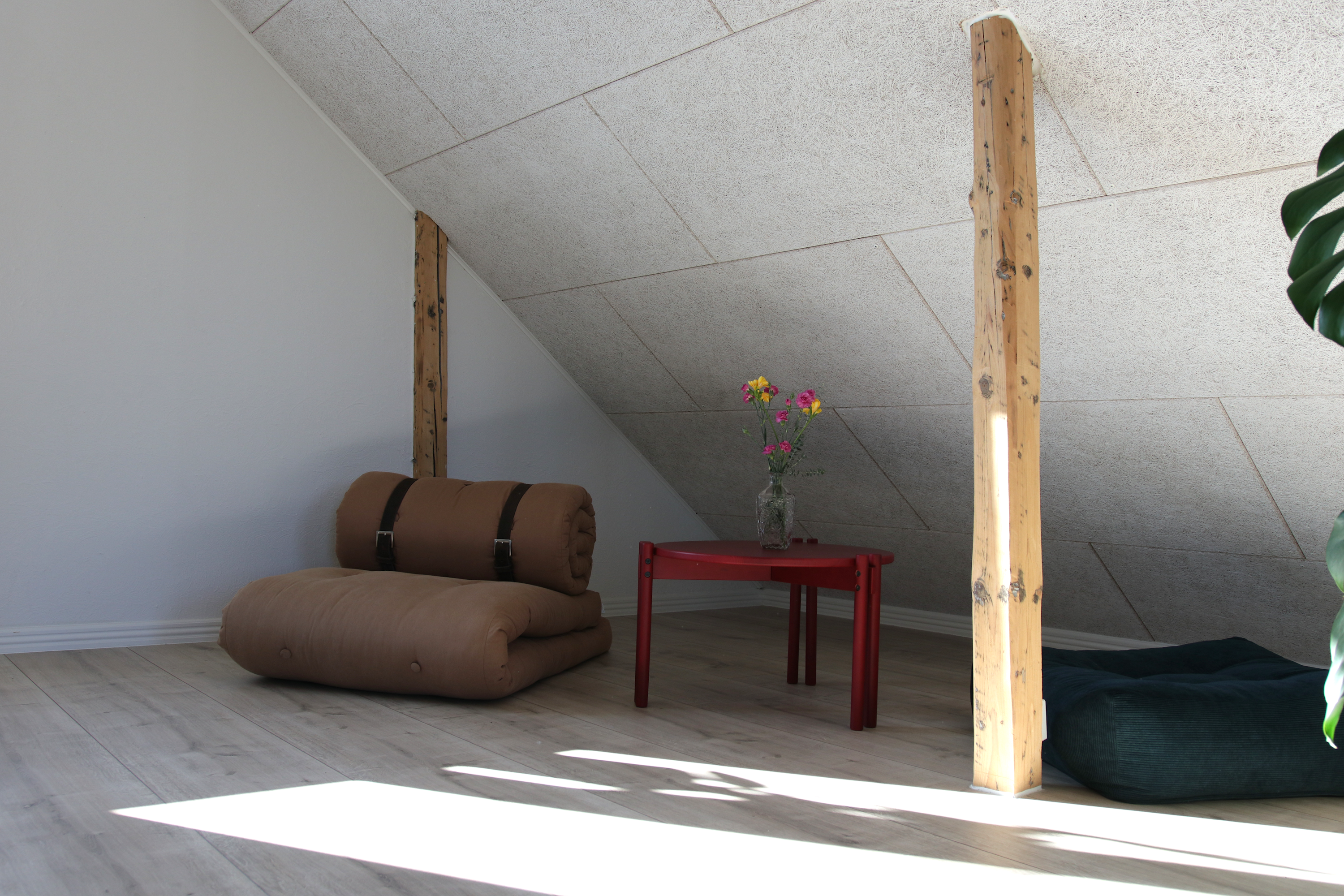 BUCKLE-UP CHAIR CLAY BROWN W. 2 BROWN LEATHER BELTS