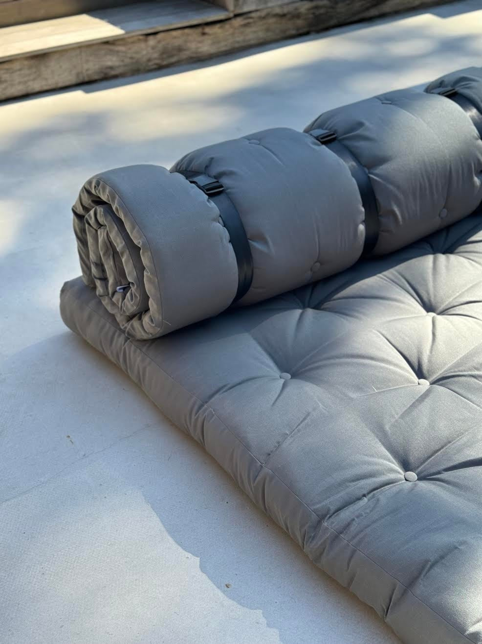 BUCKLE-UP SOFA OUT™ WHITE W. 3 BLACK NYLON BELTS