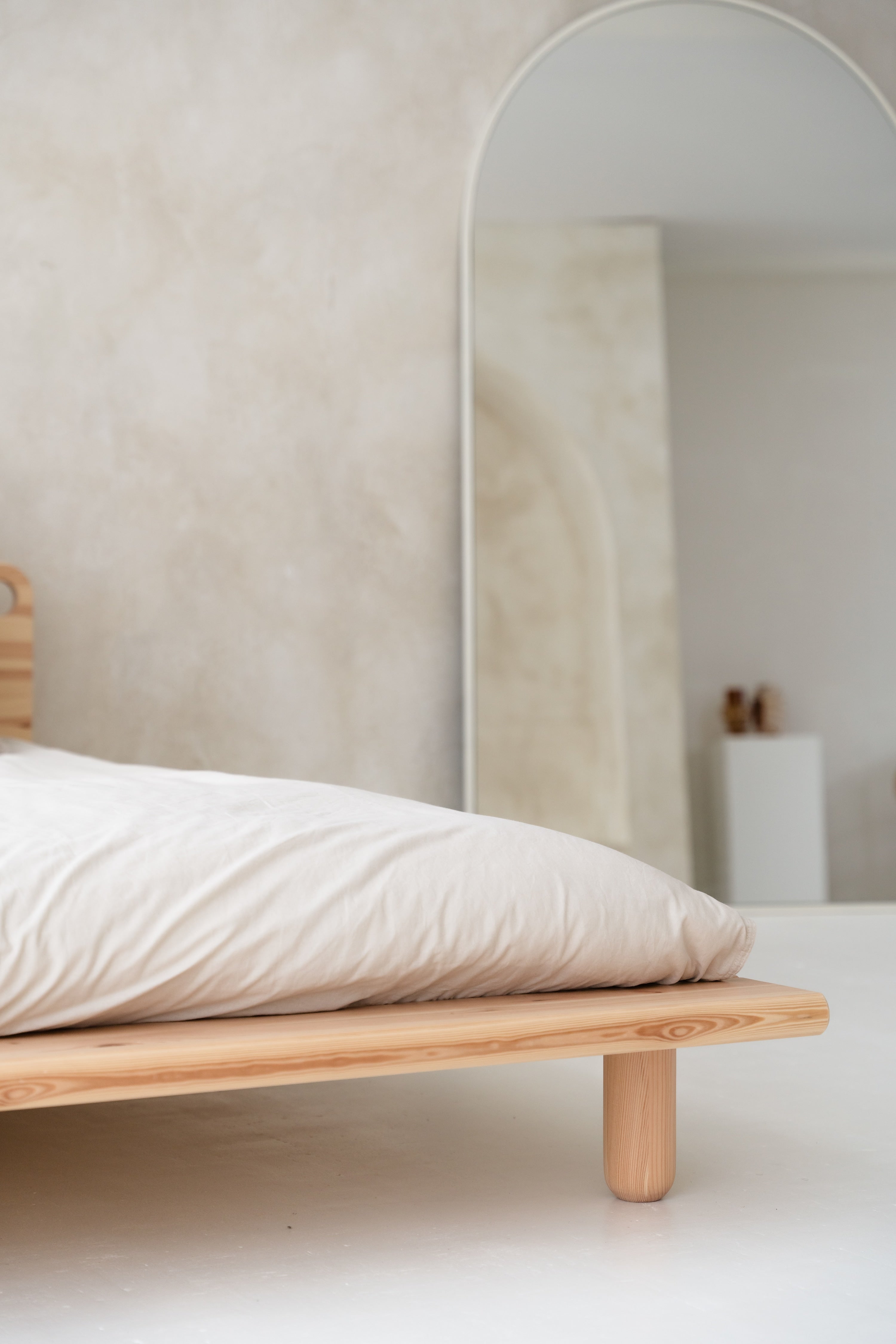 PEEK BED CLEAR LACQUERED 140 X 200 W. 2 BED LAMPS