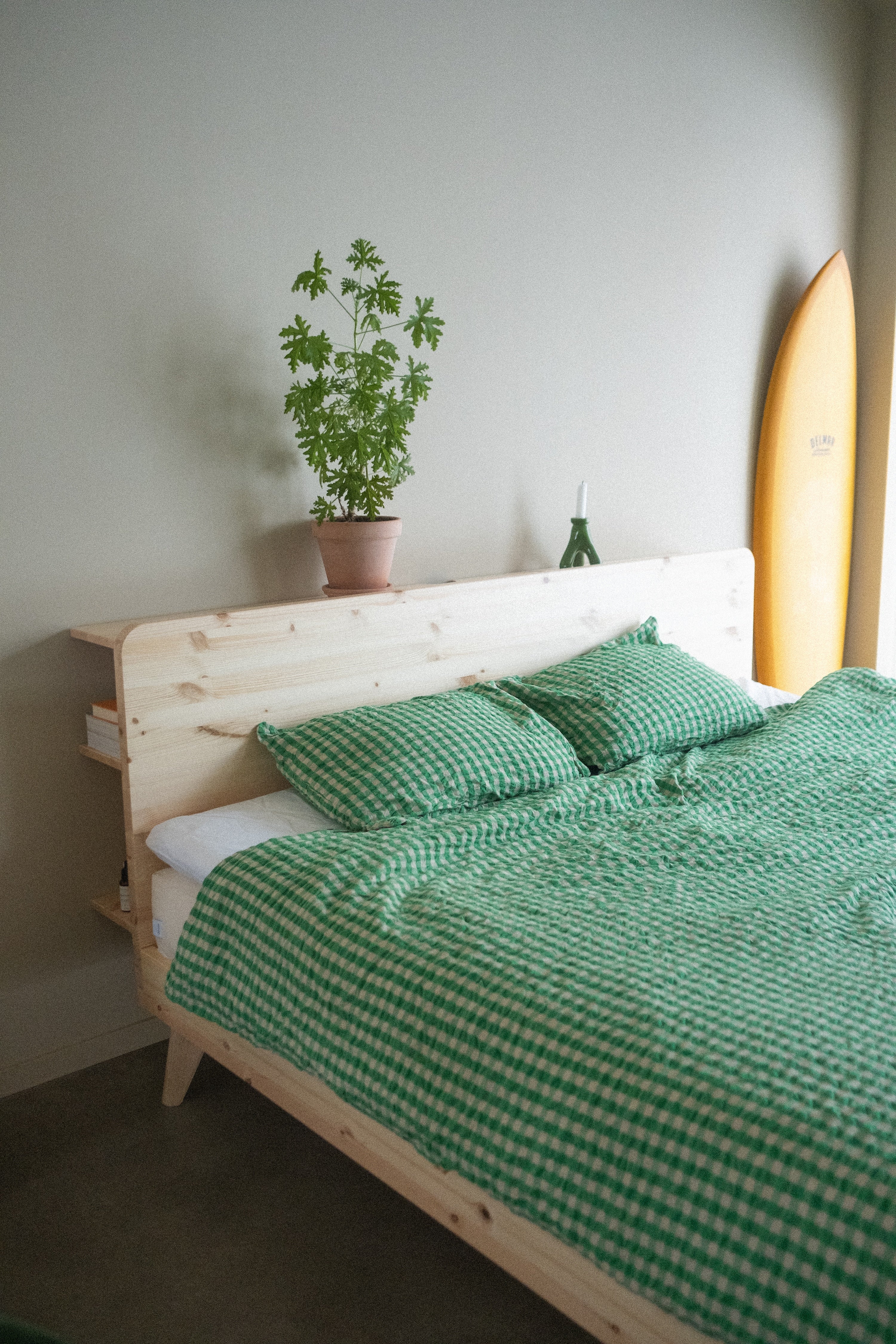 RETREAT BED CLEAR LACQUERED 140 X 200