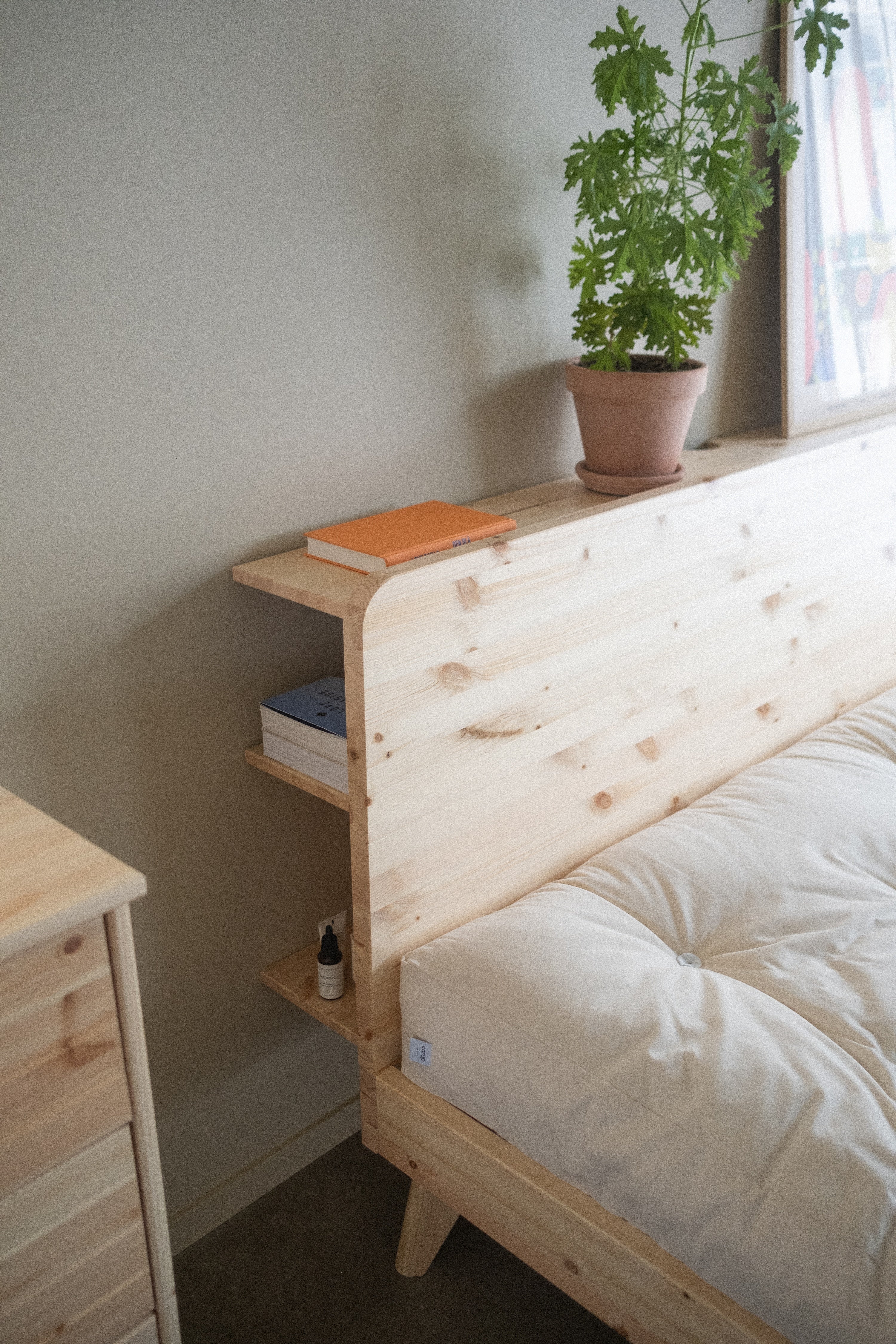 RETREAT BED CAROB BROWN 160 X 200