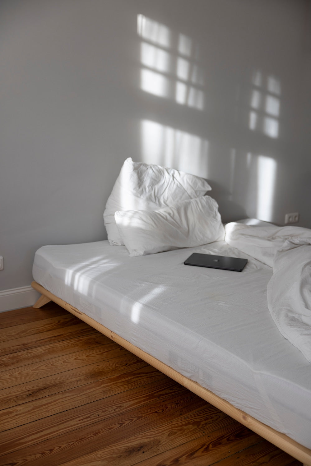 SENZA BED CLEAR LACQUERED KING SIZE