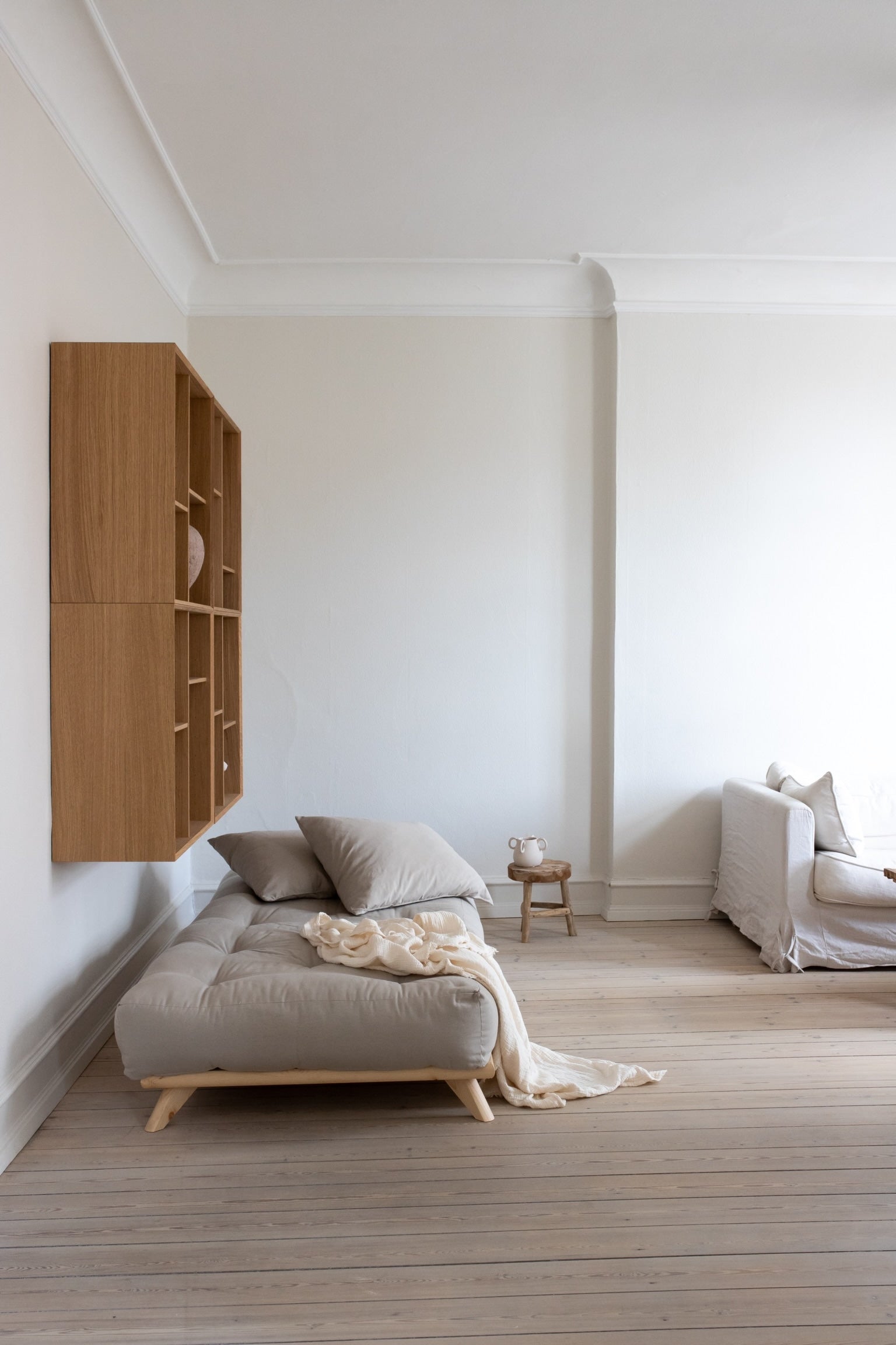 SENZA DAYBED CLEAR LACQUERED W. SENZA DAYBED MATTRESS SET BROWN