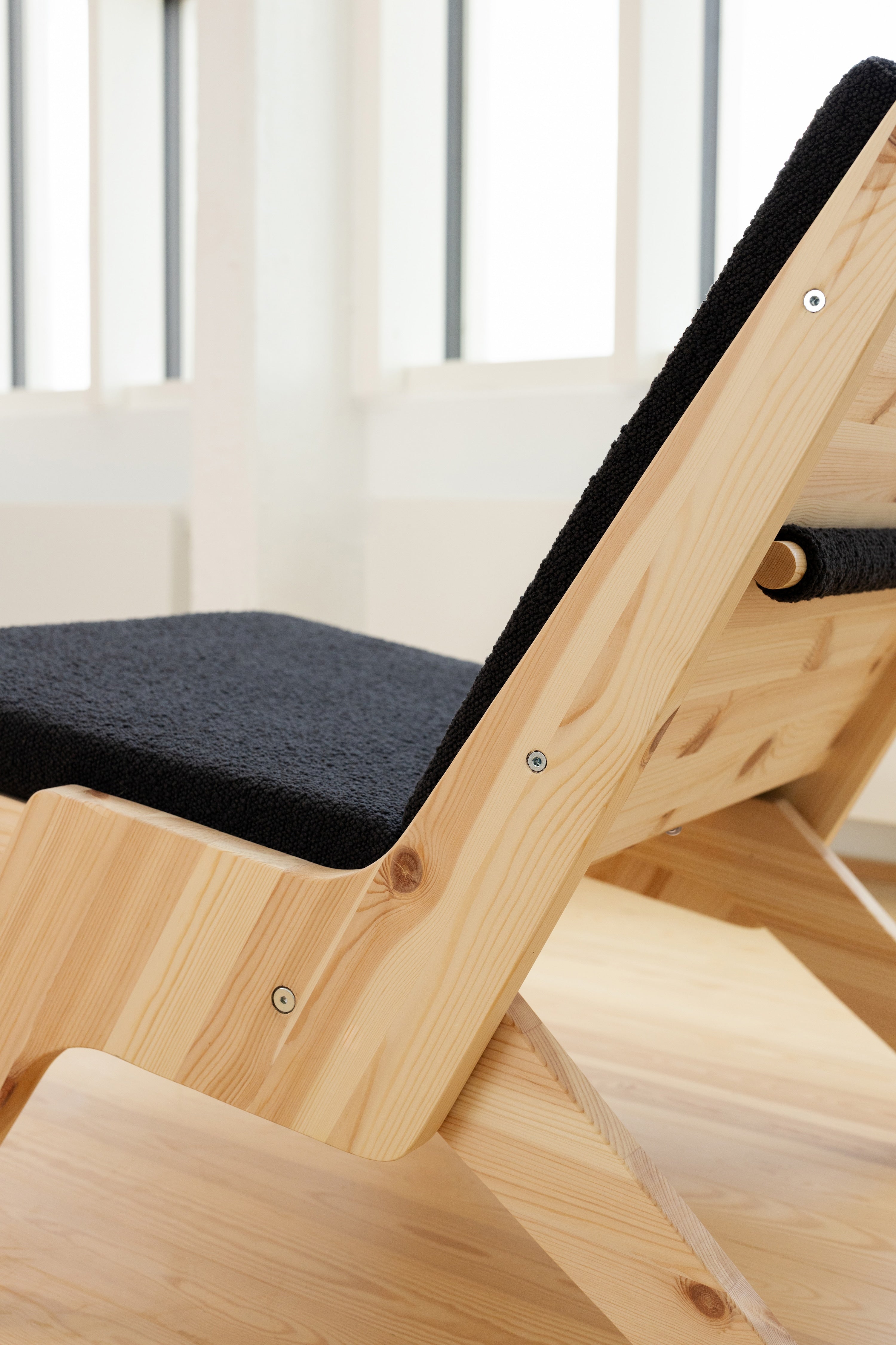 SWAY LOUNGE CHAIR RAW W. MIDNIGHT GREY MATTRESS