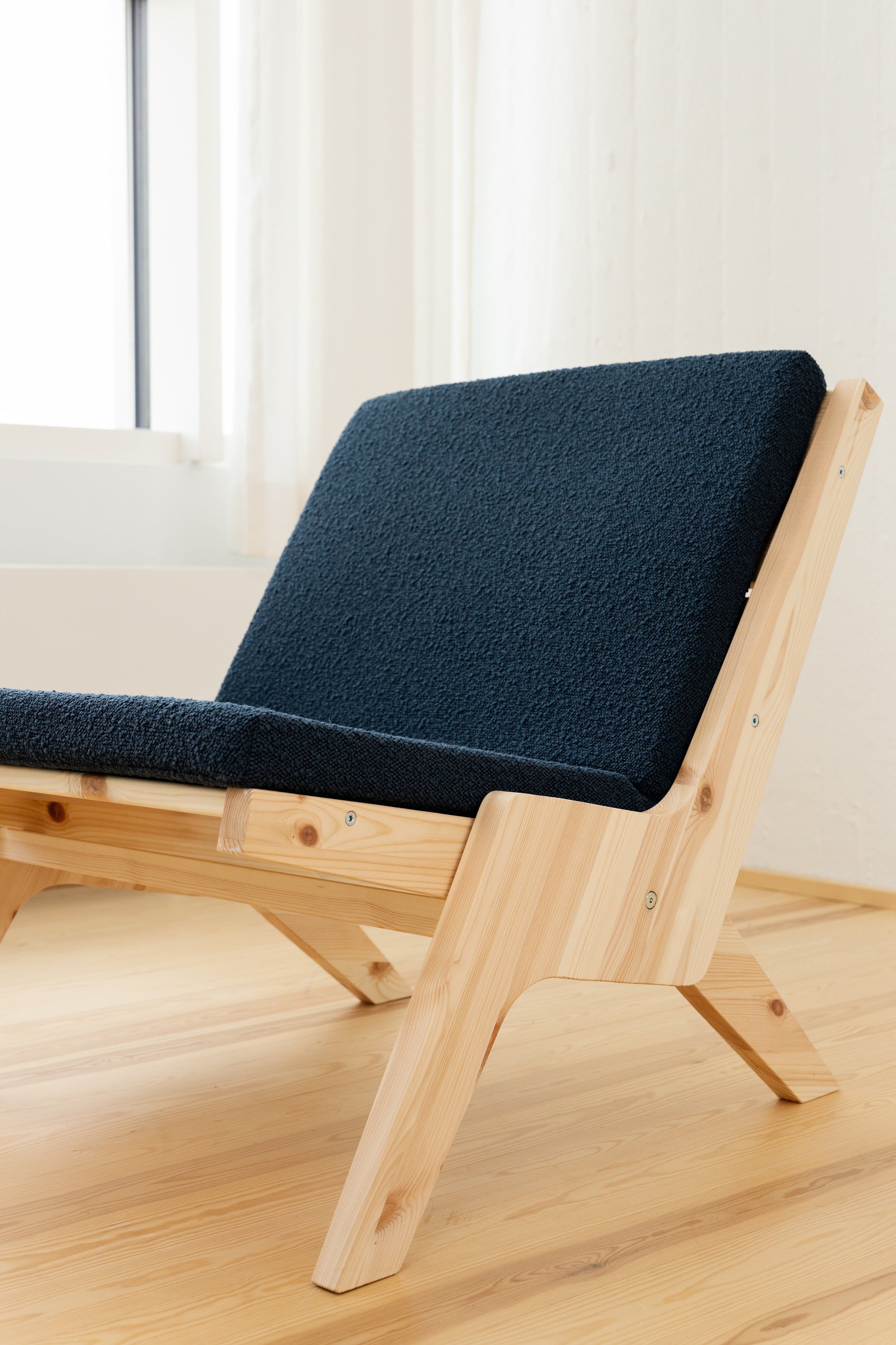 SWAY LOUNGE CHAIR RAW W. OXFORD BLUE MATTRESS