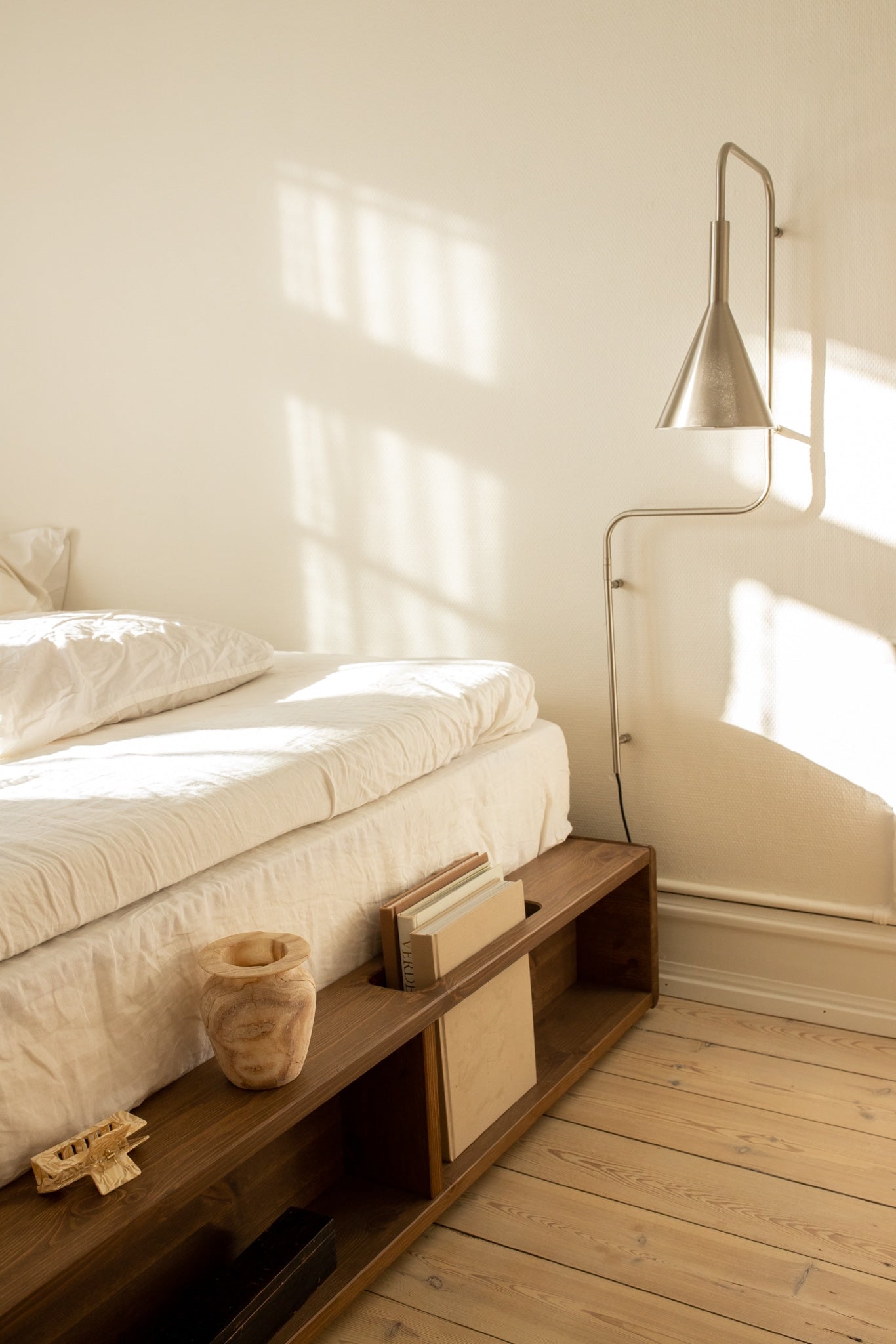 ZIGGY BED CAROB BROWN LACQUERED 180 X 200