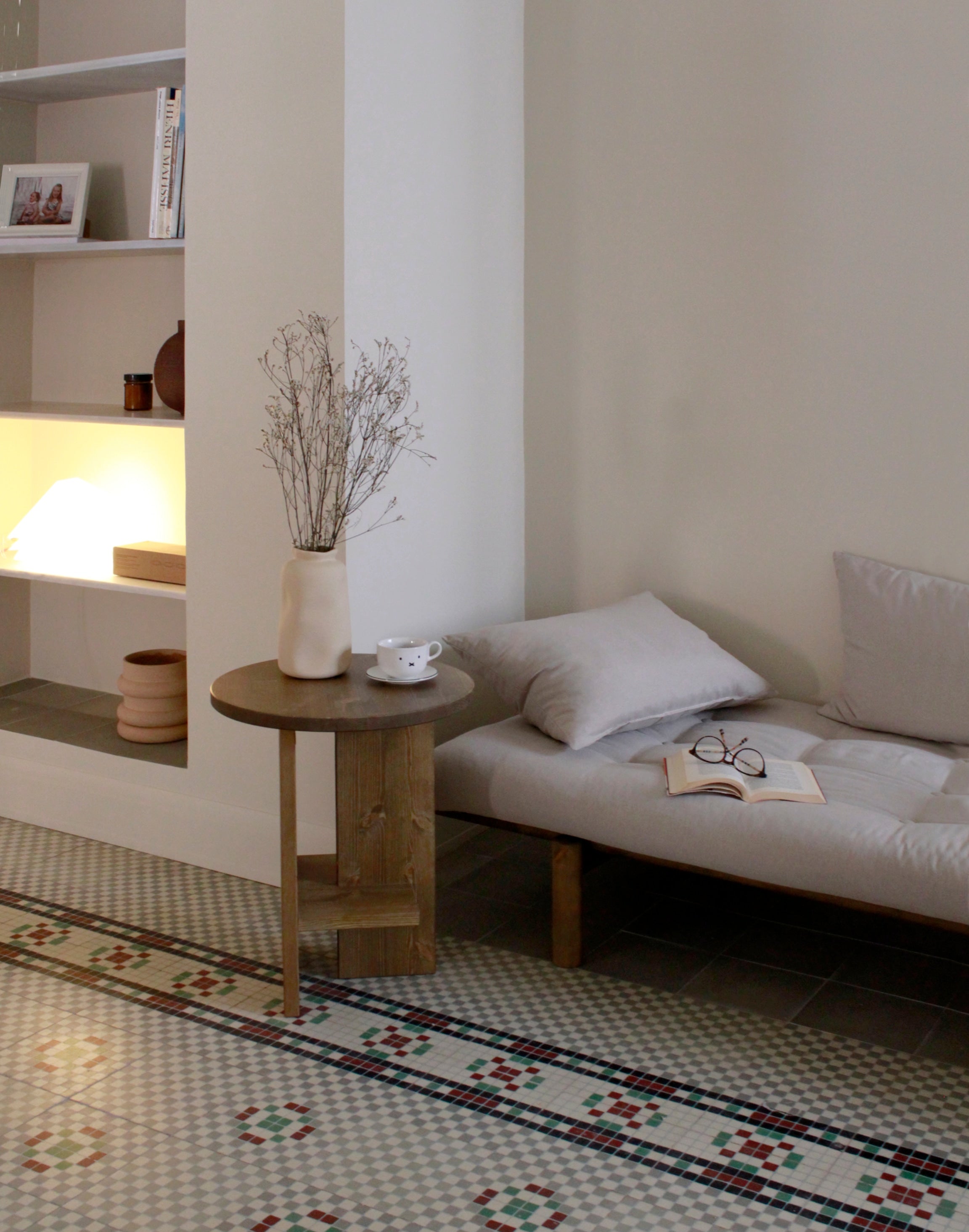 PACE DAYBED CLEAR LACQUERED W. 4-LAYER MIXED MATTRESS WHEAT BEIGE