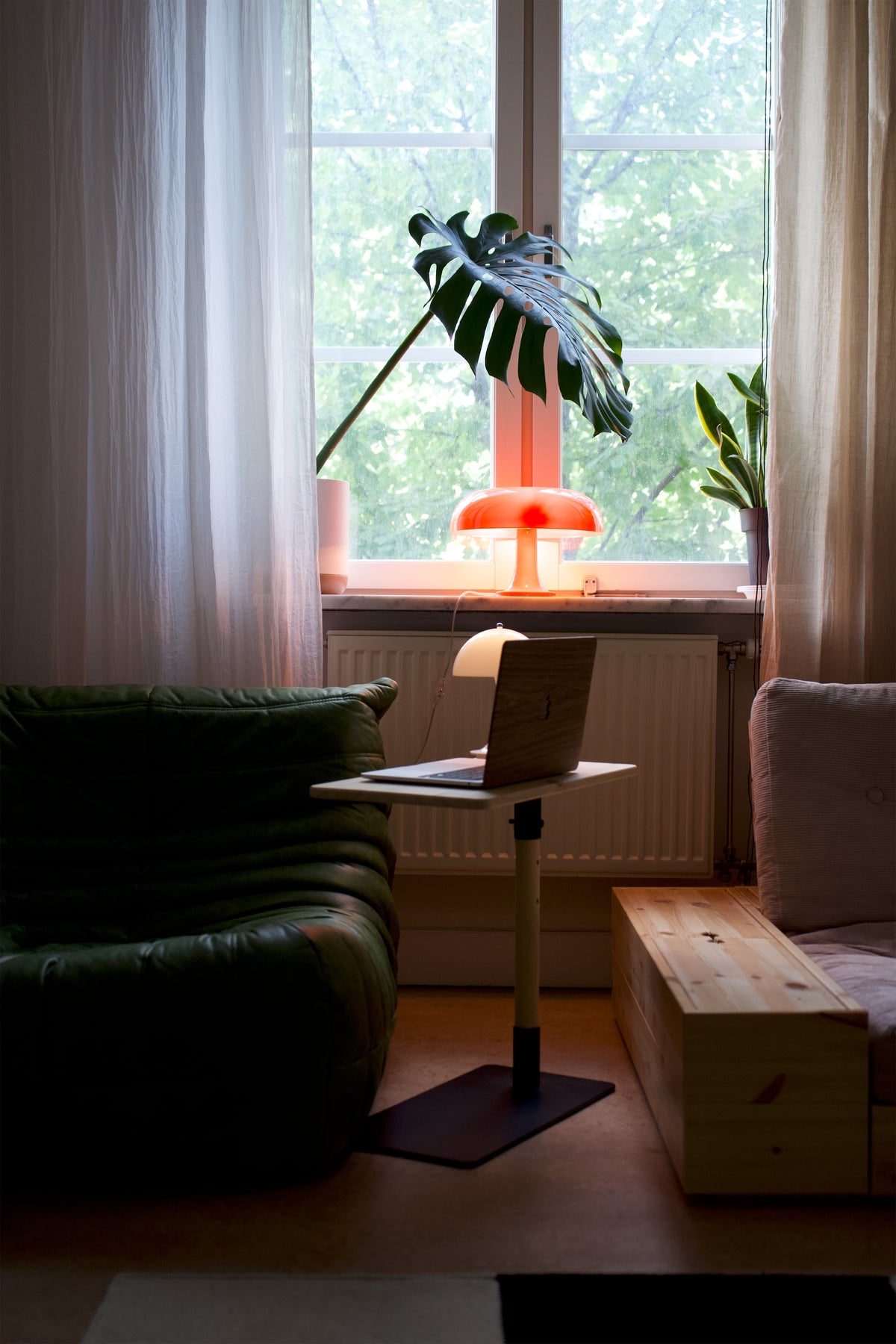 ADJUST TABLE BLACK NIGHT LACQUERED