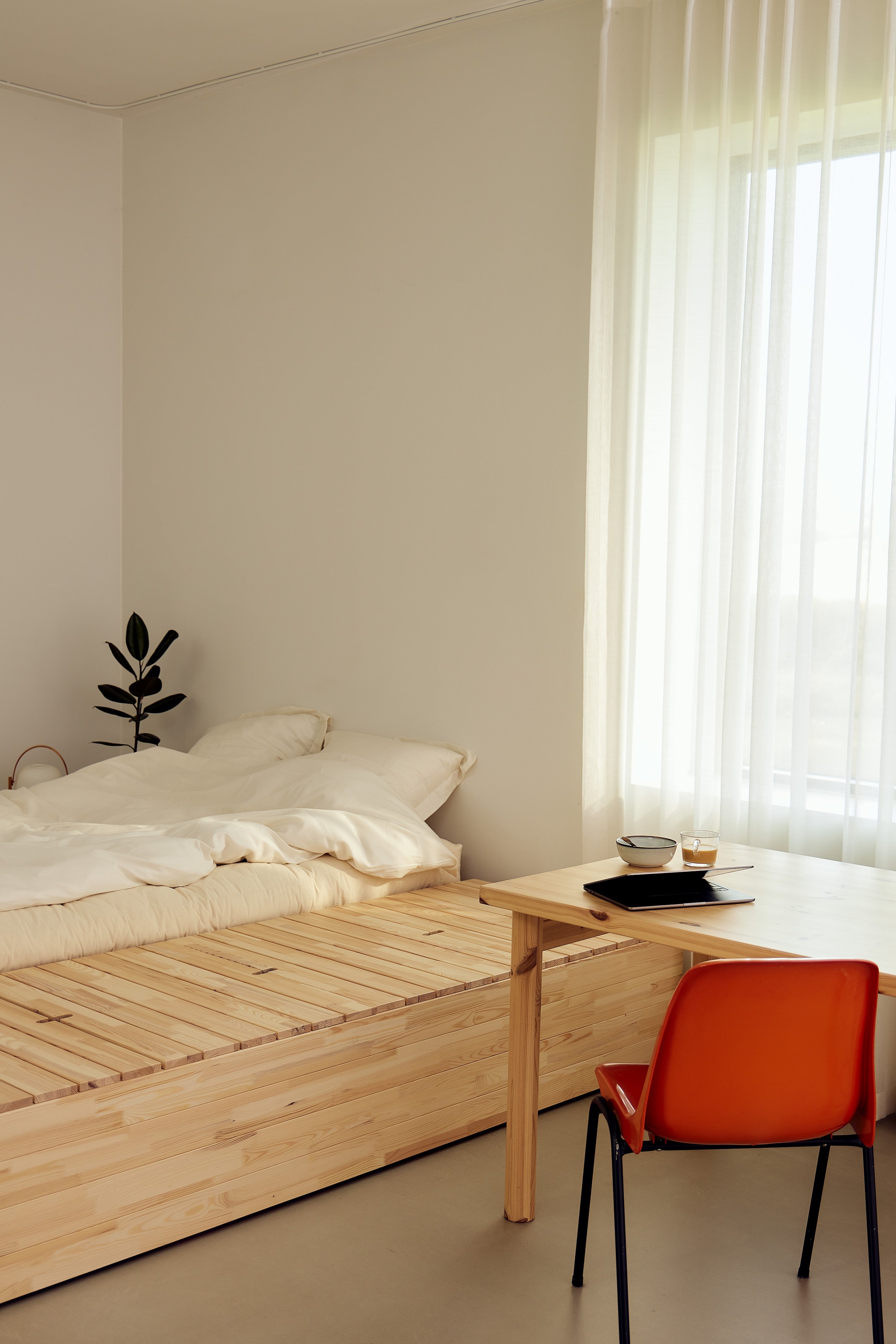 BASEMENT BED CLEAR LACQUERED 160 X 200