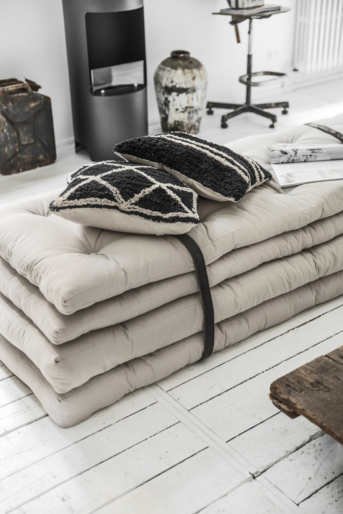 BUCKLE-UP CHAIR LINEN W. 2 BROWN LEATHER BELTS