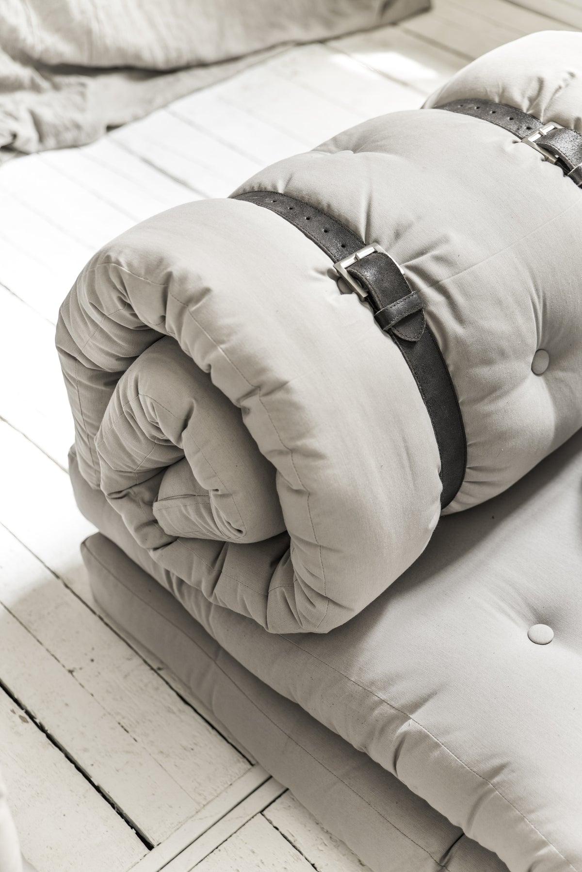 BUCKLE-UP CHAIR OLIVE GREEN W. 2 BROWN LEATHER BELTS