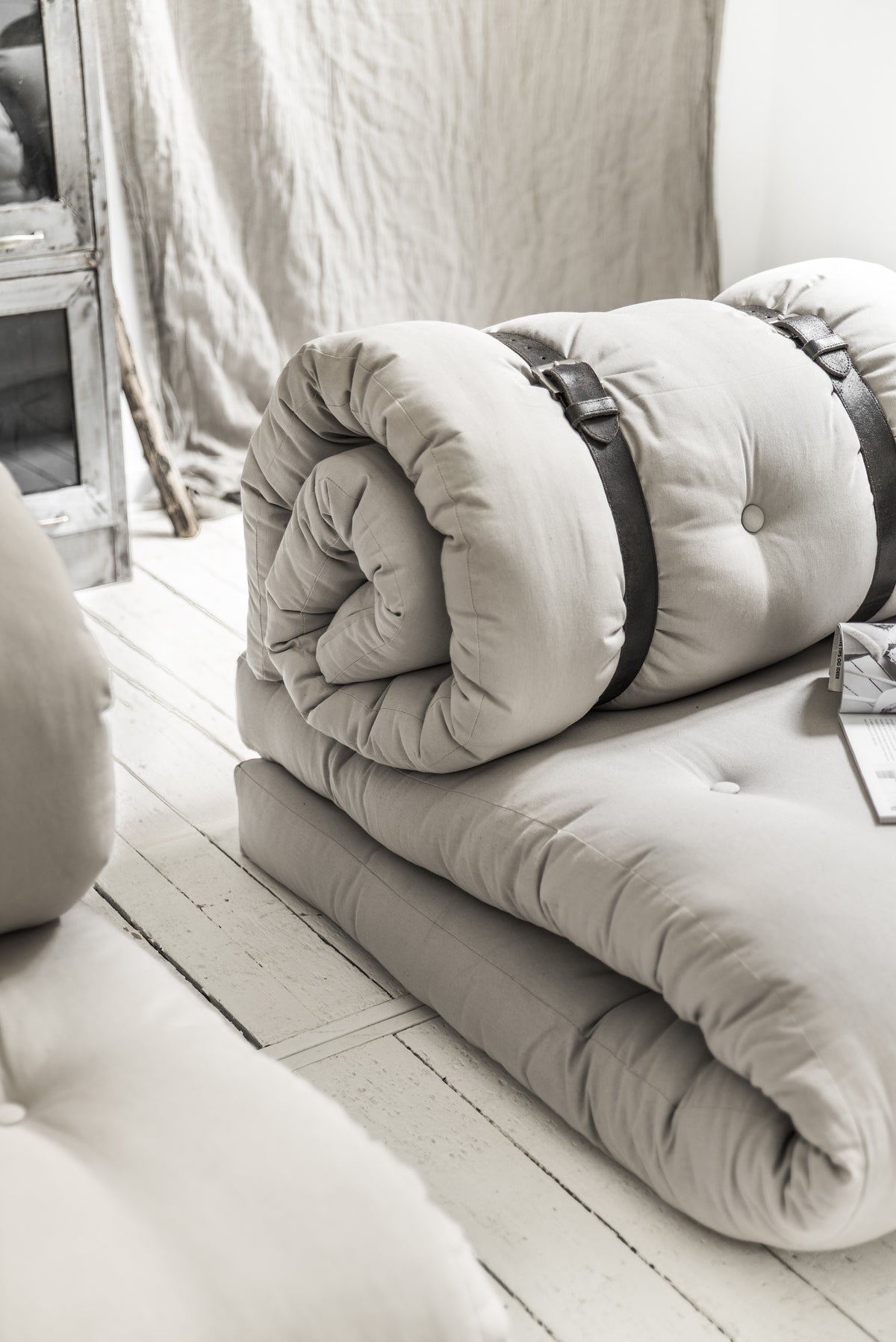 BUCKLE-UP CHAIR WHEAT BEIGE W. 2 BROWN LEATHER BELTS
