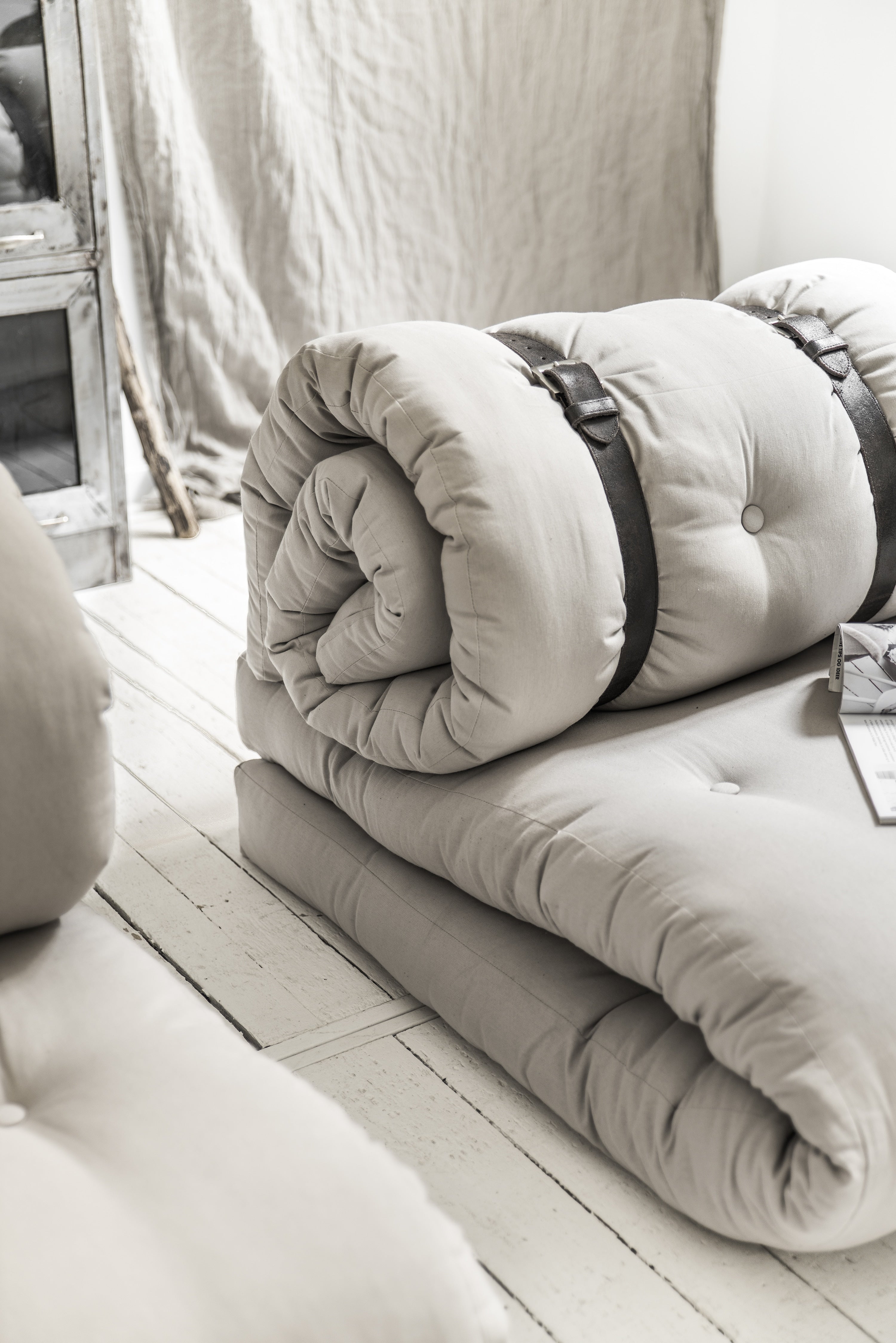 BUCKLE-UP CHAIR NATURAL W. 2 BROWN LEATHER BELTS