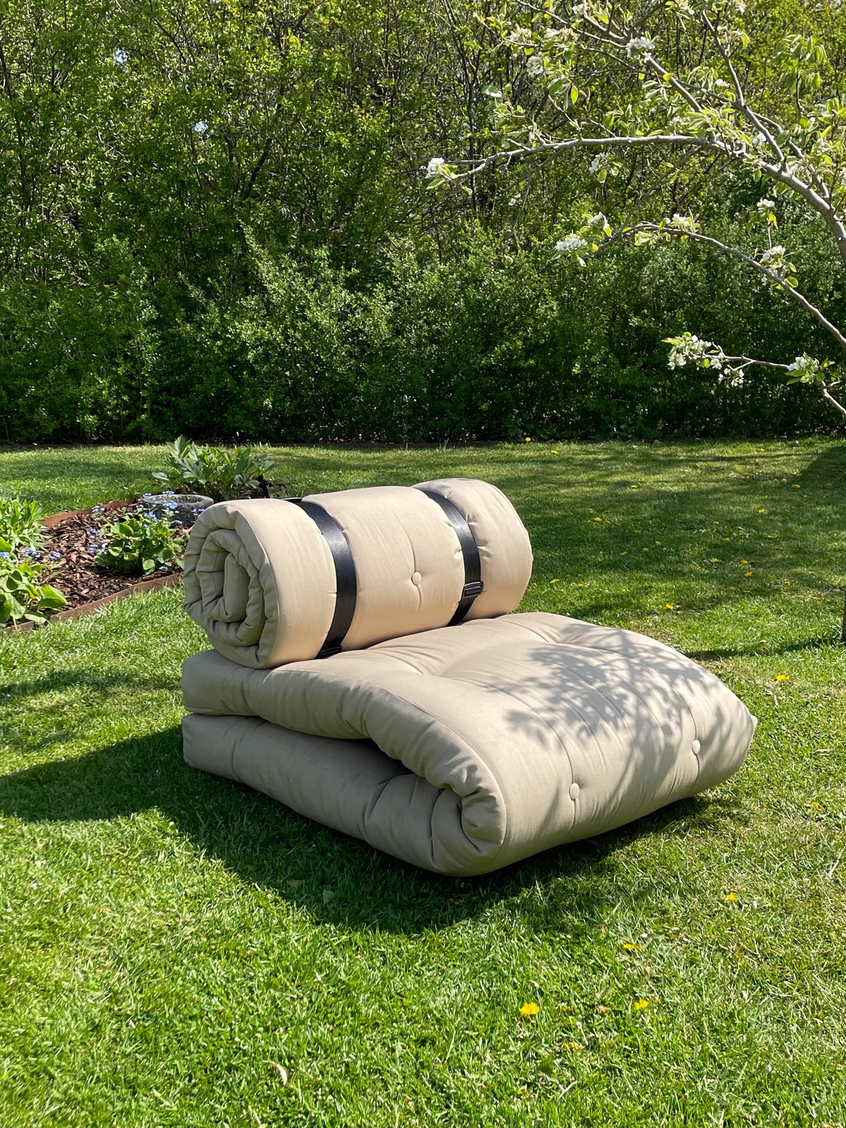 BUCKLE-UP CHAIR OUT™ BEIGE W. 2 BLACK NYLON BELTS