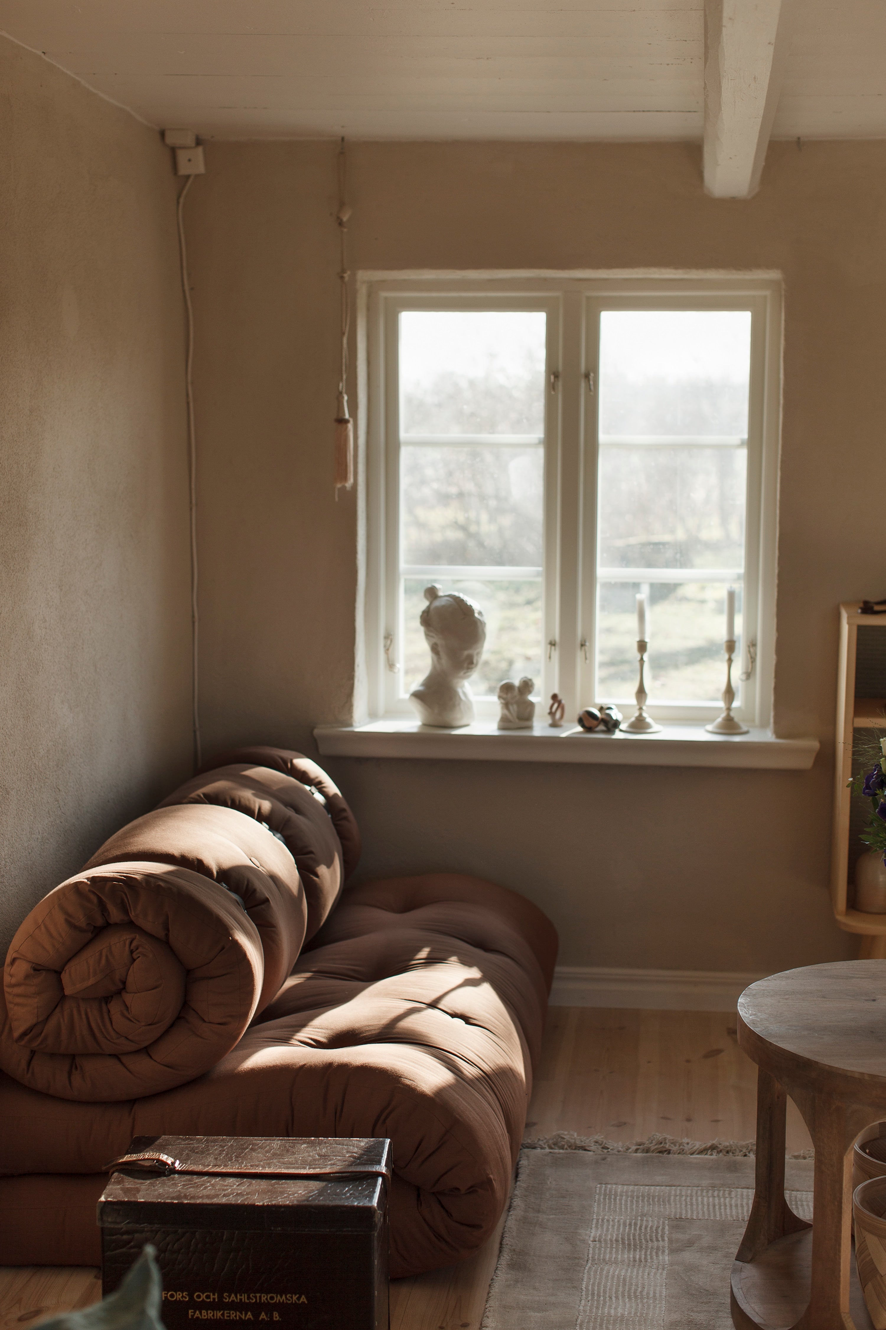 BUCKLE-UP SOFA GREY W. 3 BROWN LEATHER BELTS