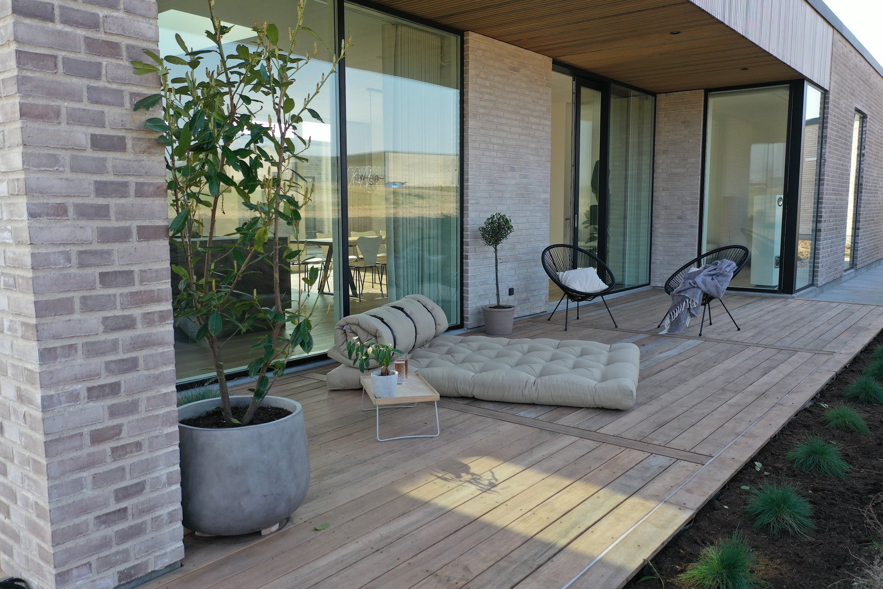 BUCKLE-UP SOFA OUT™ BEIGE W. 3 BLACK NYLON BELTS