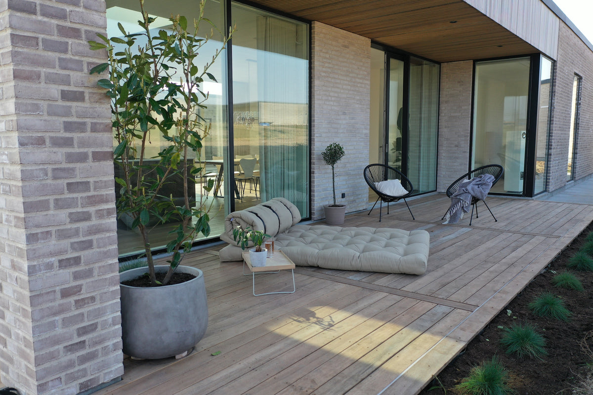 BUCKLE-UP SOFA OUT™ WHITE W. 3 BLACK NYLON BELTS