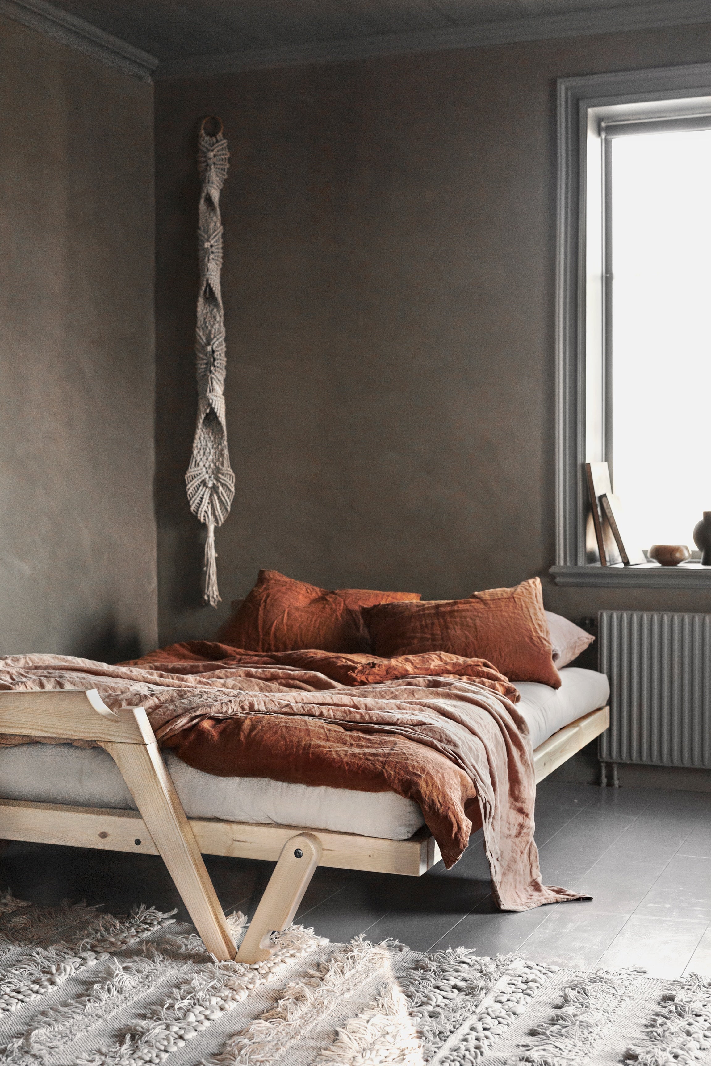 GRAB CLEAR LACQUERED W. 5-LAYER MIXED MATTRESS MOCCA