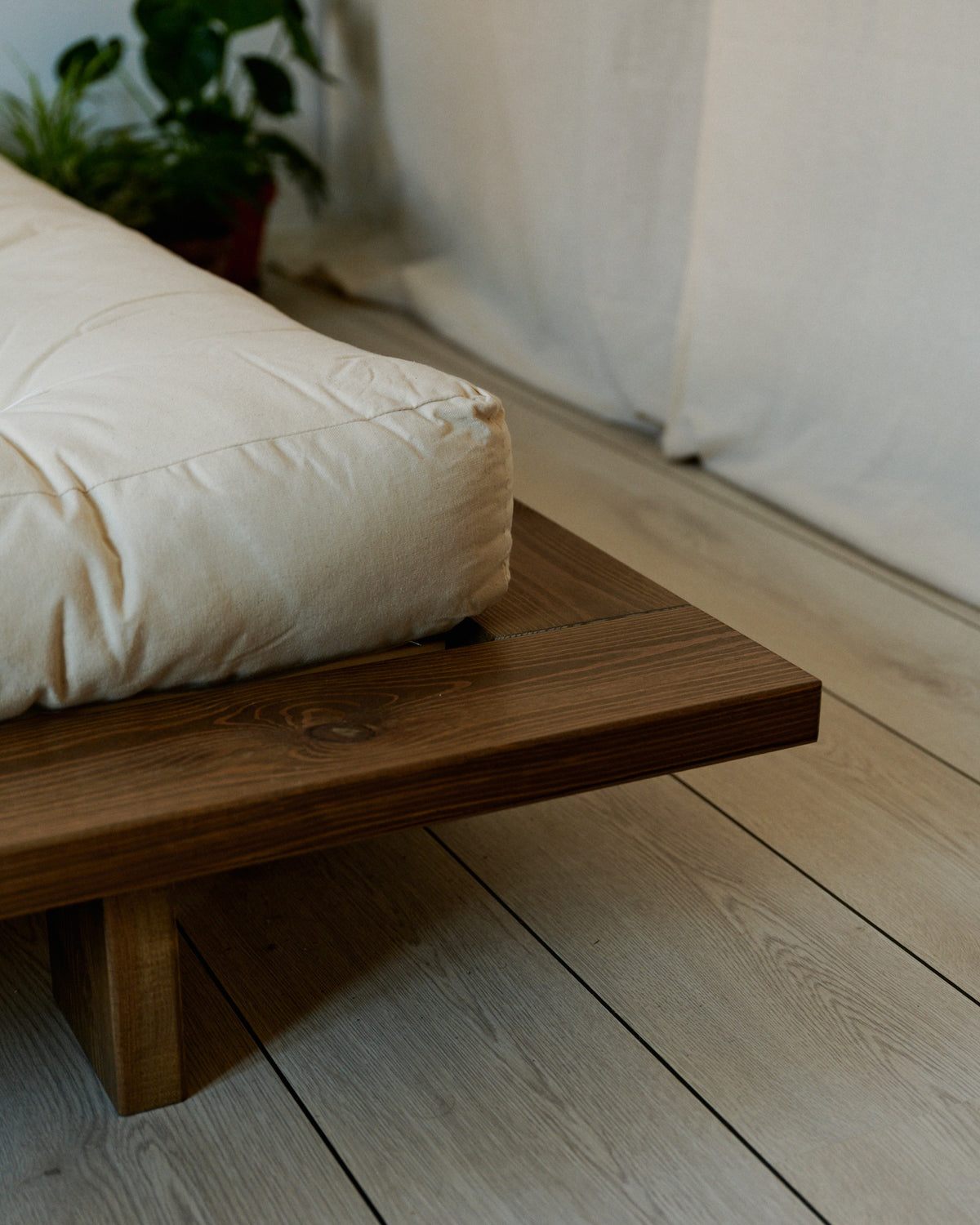 JAPAN BED CAROB BROWN 90 X 200