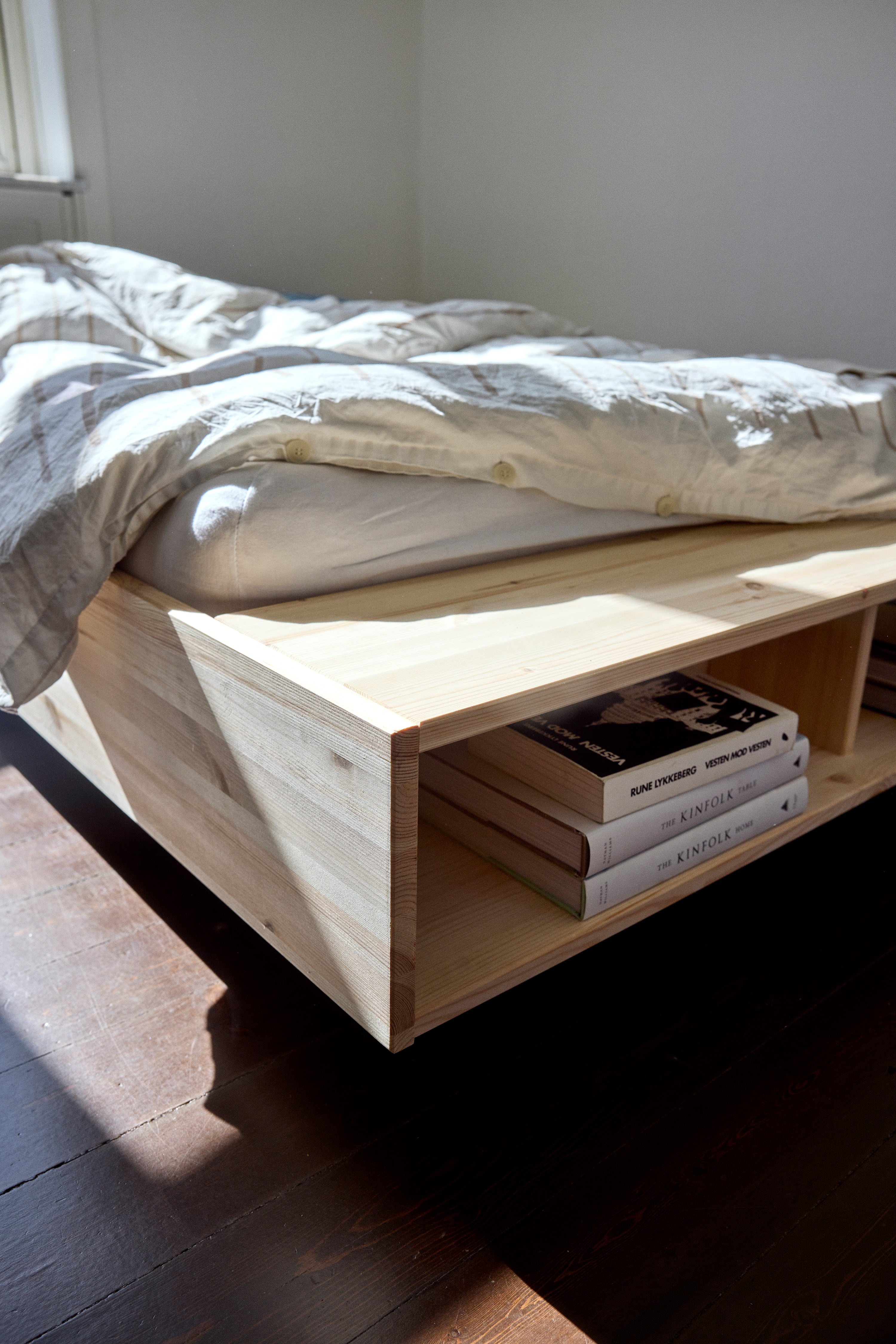 MERGE BED RAW QUEEN SIZE