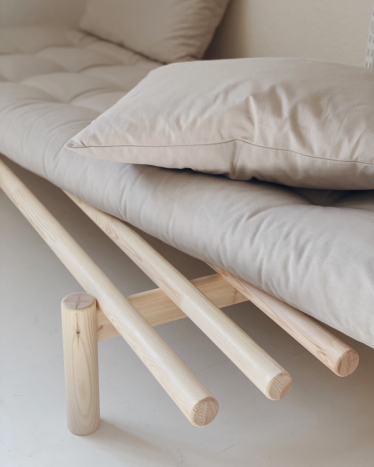 PACE DAYBED CLEAR LACQUERED W. 4-LAYER MIXED MATTRESS MOCCA