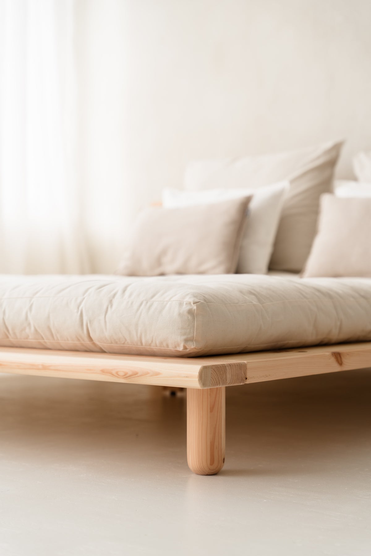 PEEK BED CLEAR LACQUERED 140 X 200 W. 2 BED LAMPS