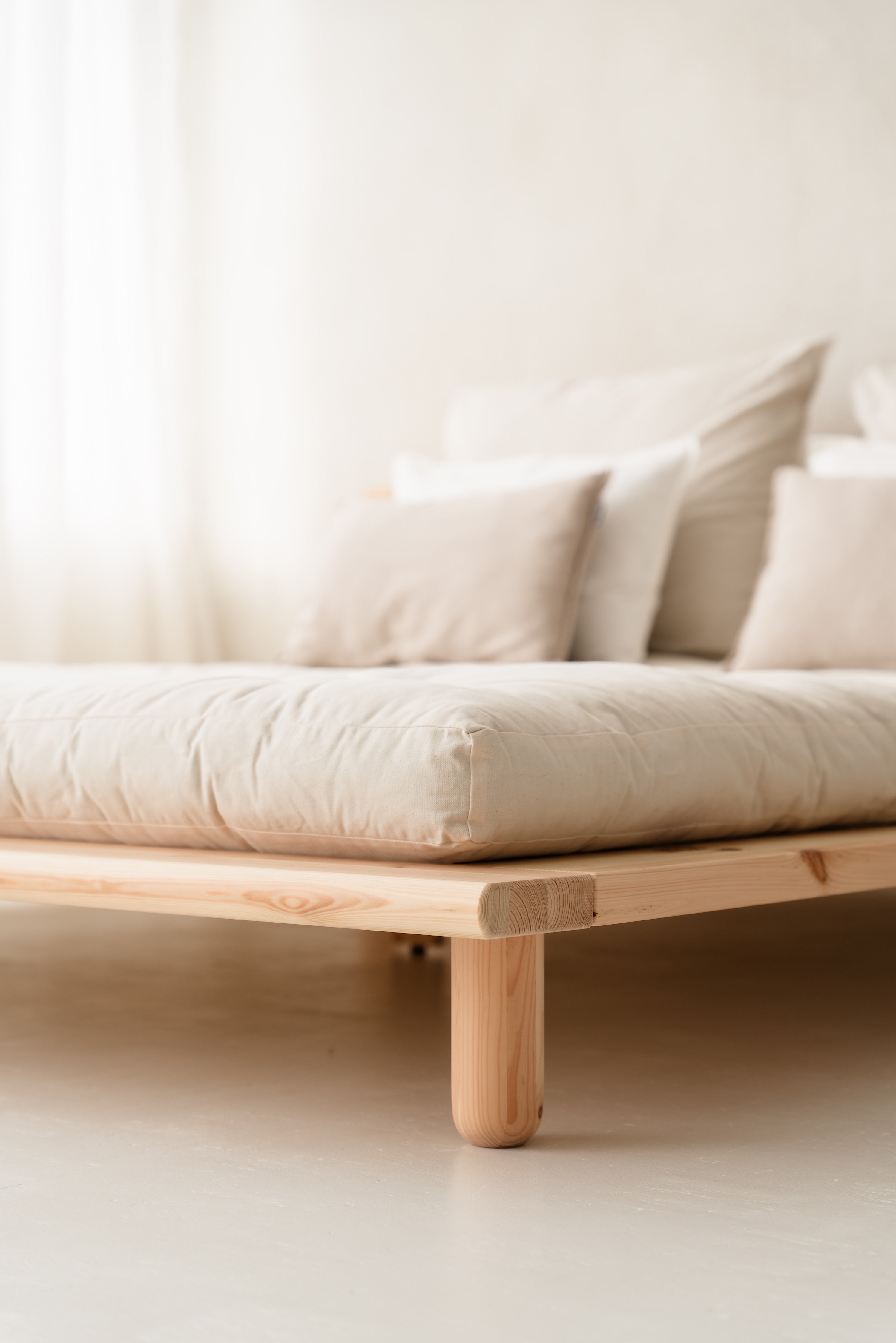 PEEK BED CLEAR LACQUERED 140 X 200 W. 2 BED LAMPS