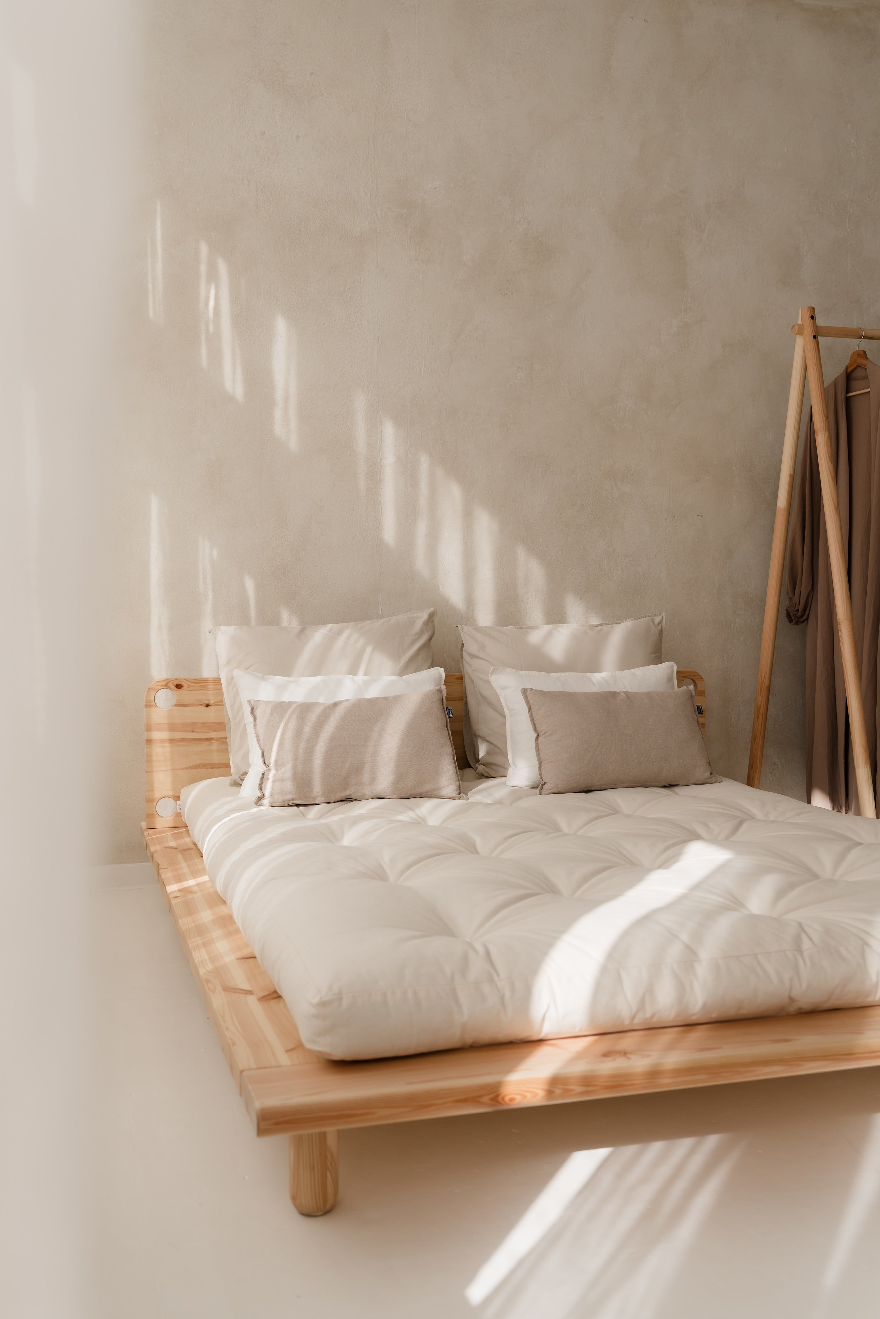 PEEK BED CLEAR LACQUERED 160 X 200 W. 2 BED LAMPS