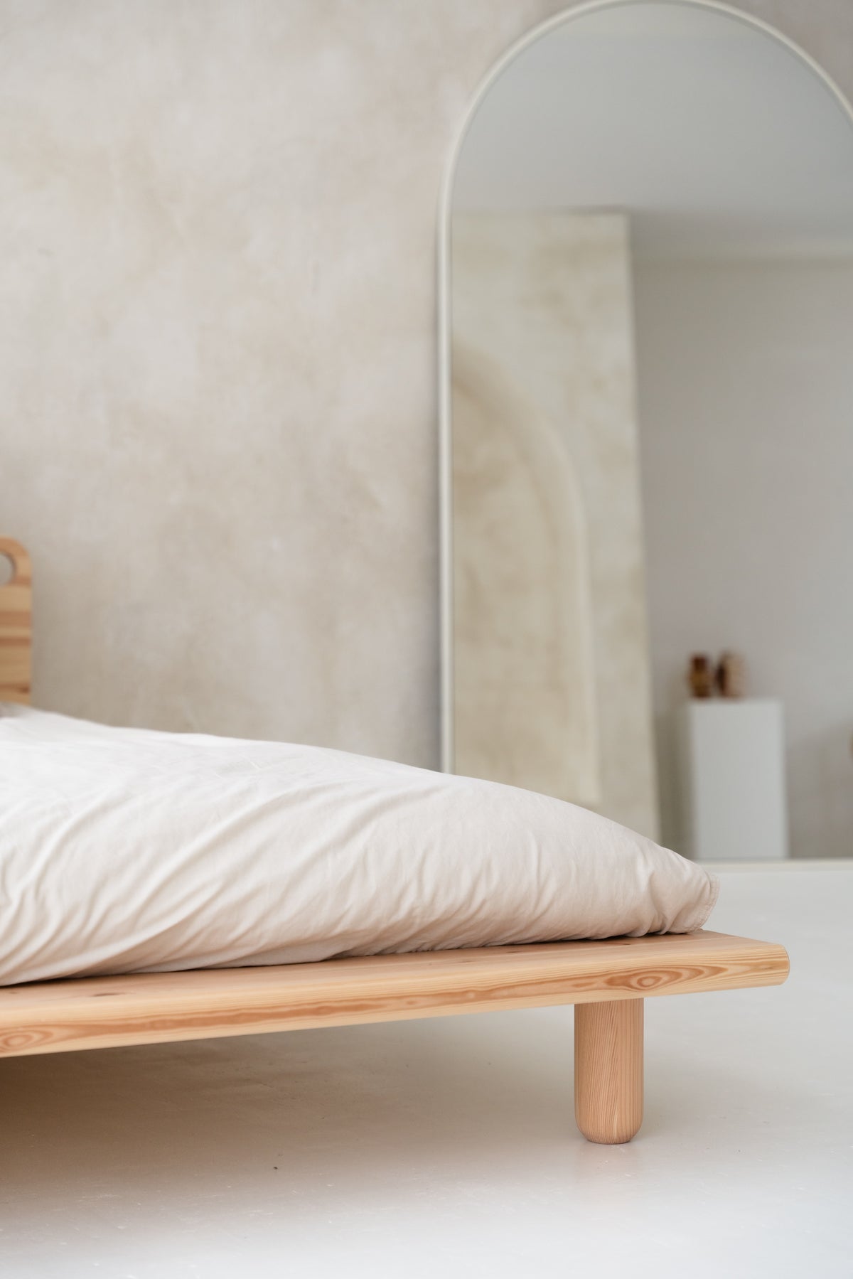 PEEK BED CLEAR LACQUERED 180 X 200 W. 2 BED LAMPS