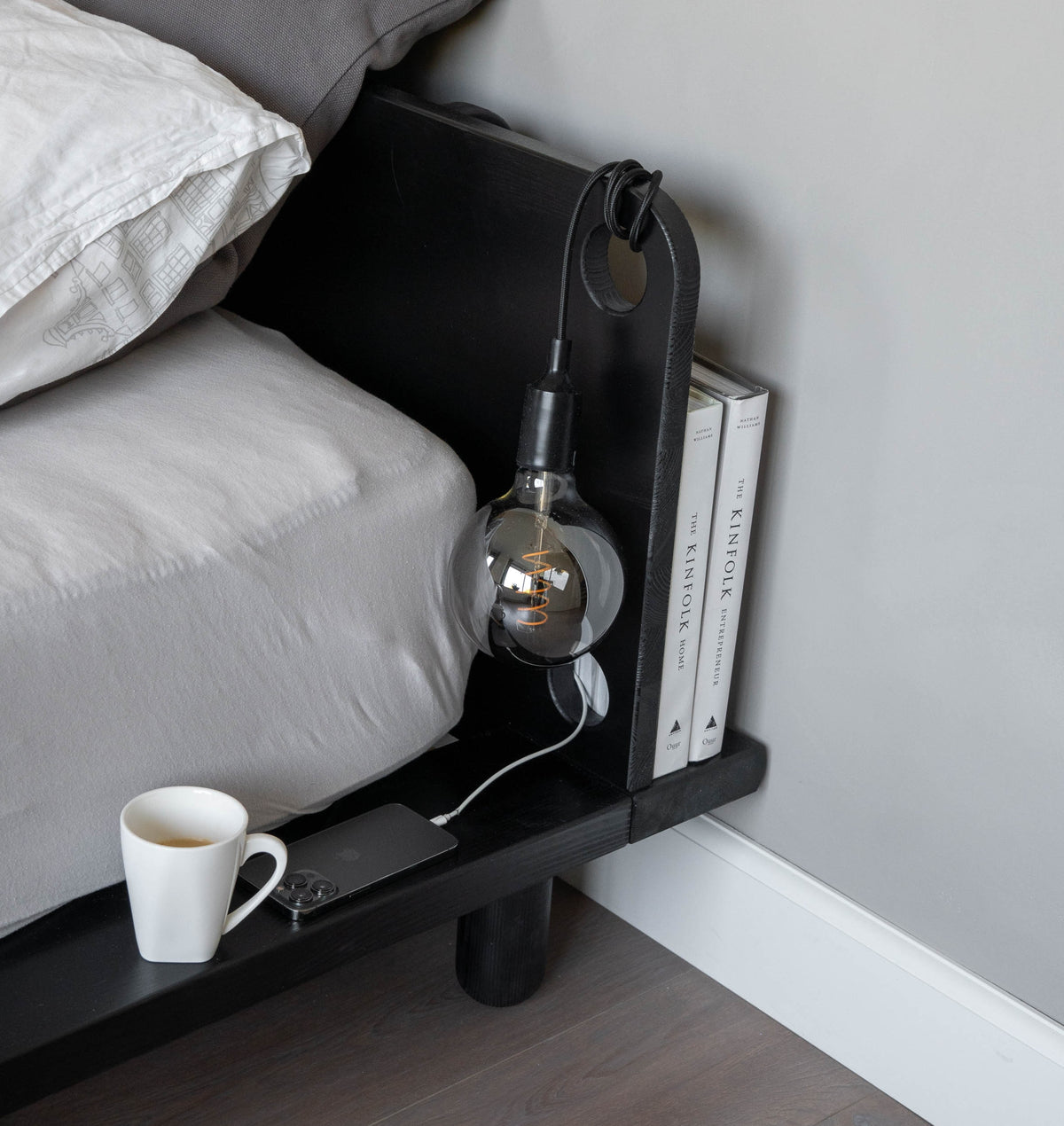 PEEK BED BLACK LACQUERED 140 X 200 W. 2 BED LAMPS