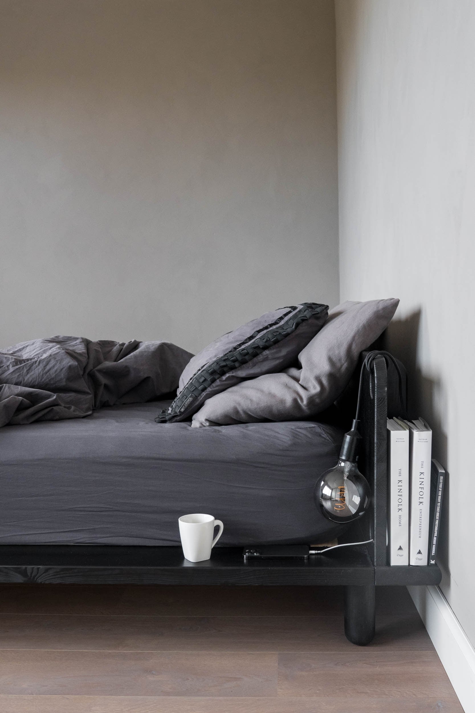 PEEK BED BLACK LACQUERED 140 X 200 W. 2 BED LAMPS