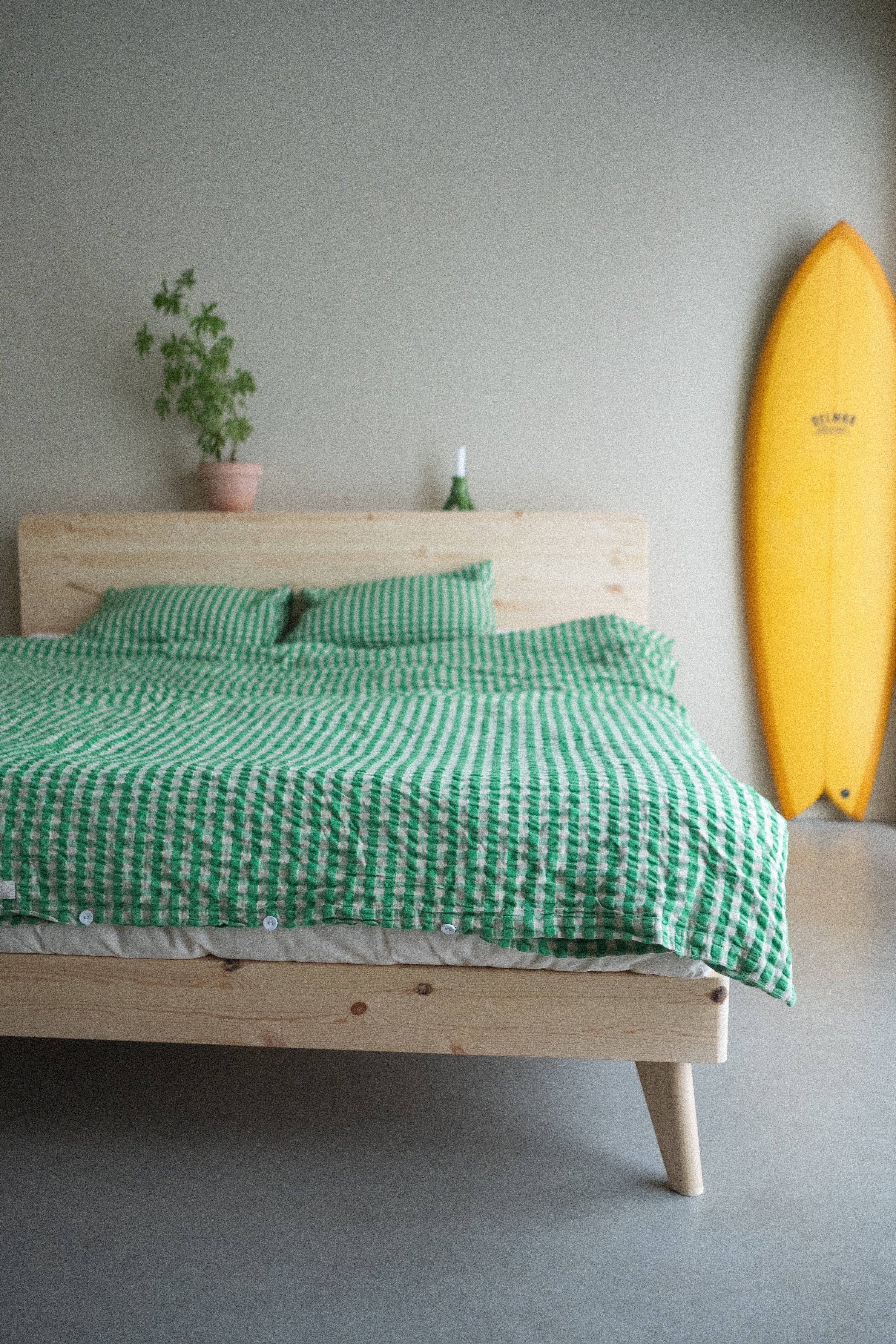 RETREAT BED CLEAR LACQUERED 180 X 200