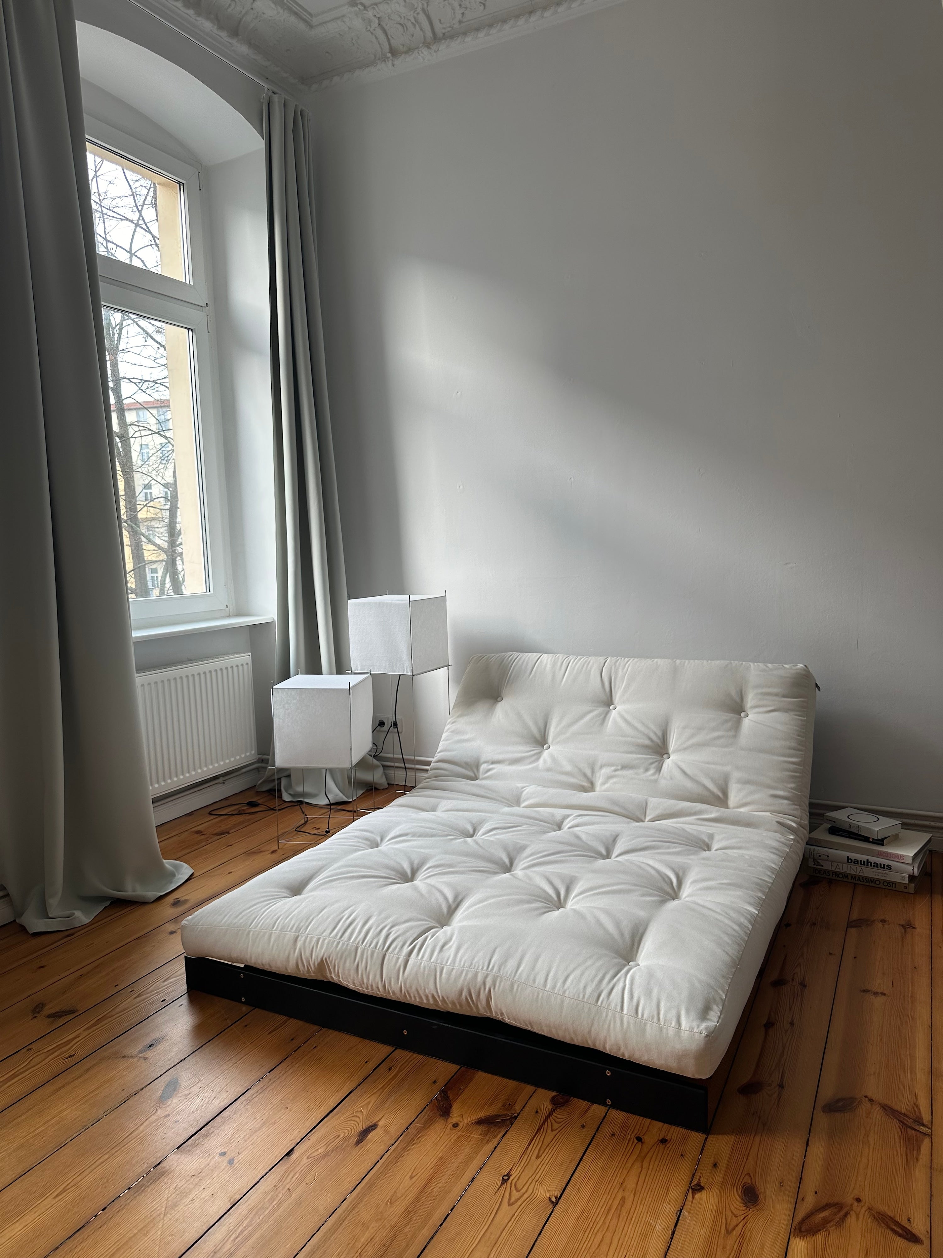 ROOTS BLACK NIGHT LACQUERED 140 X 200 W. ROOTS MATTRESS OLIVE GREEN