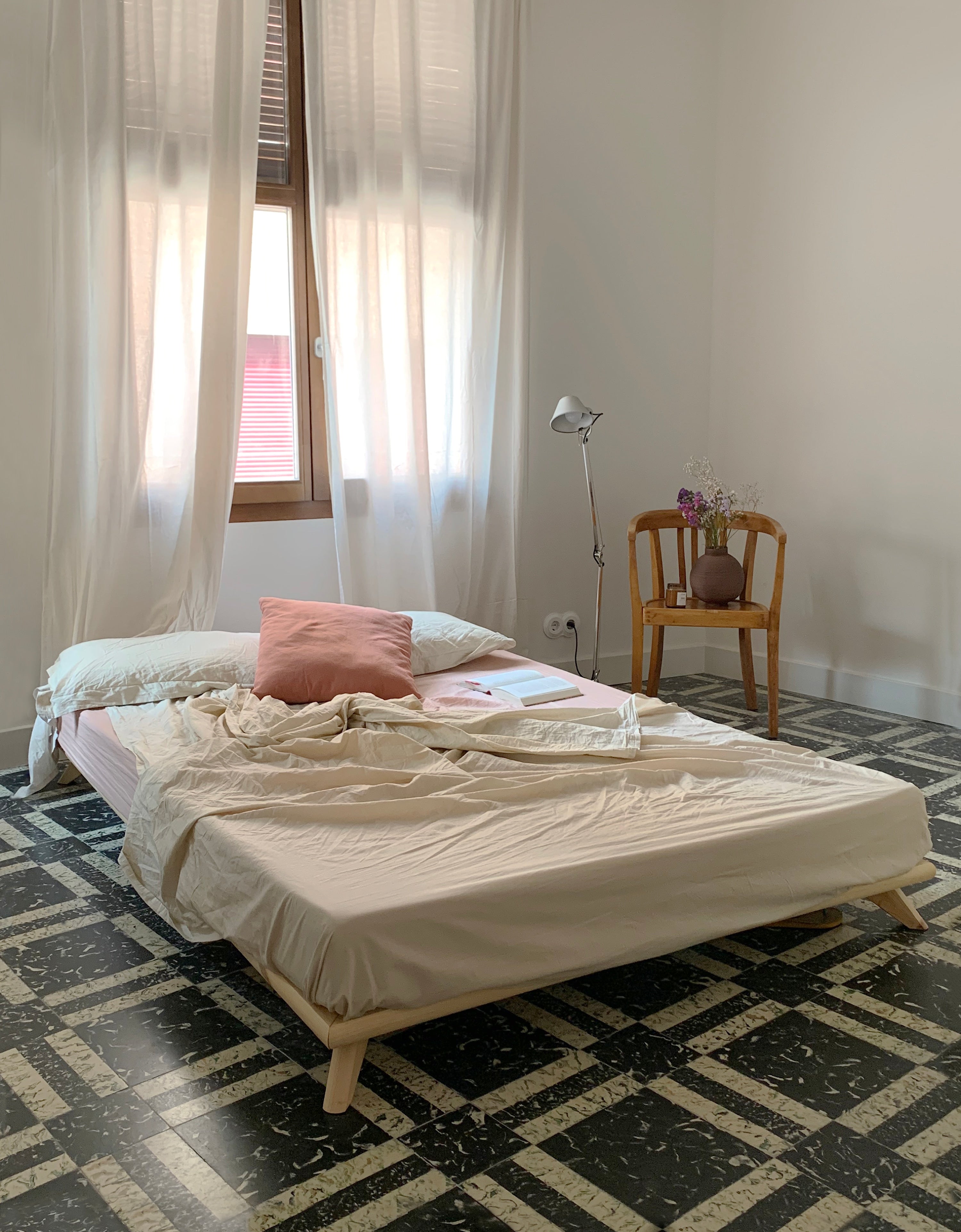 SENZA BED CLEAR LACQUERED 180 X 200