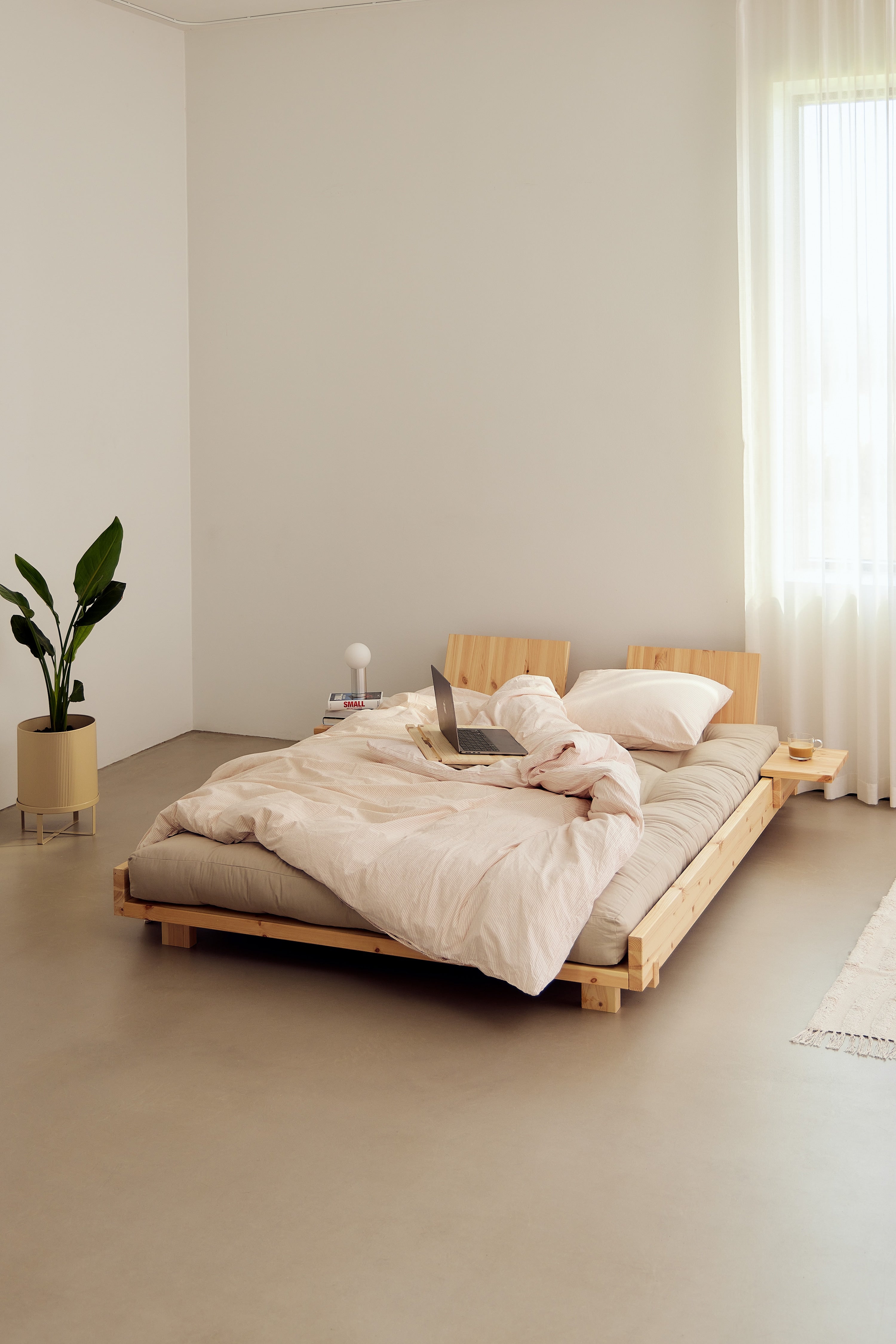 SOCIAL BED CAROB BROWN 140 X 200 W. 2 PCS BACK RESTS AND 2 PCS SIDE TABLES