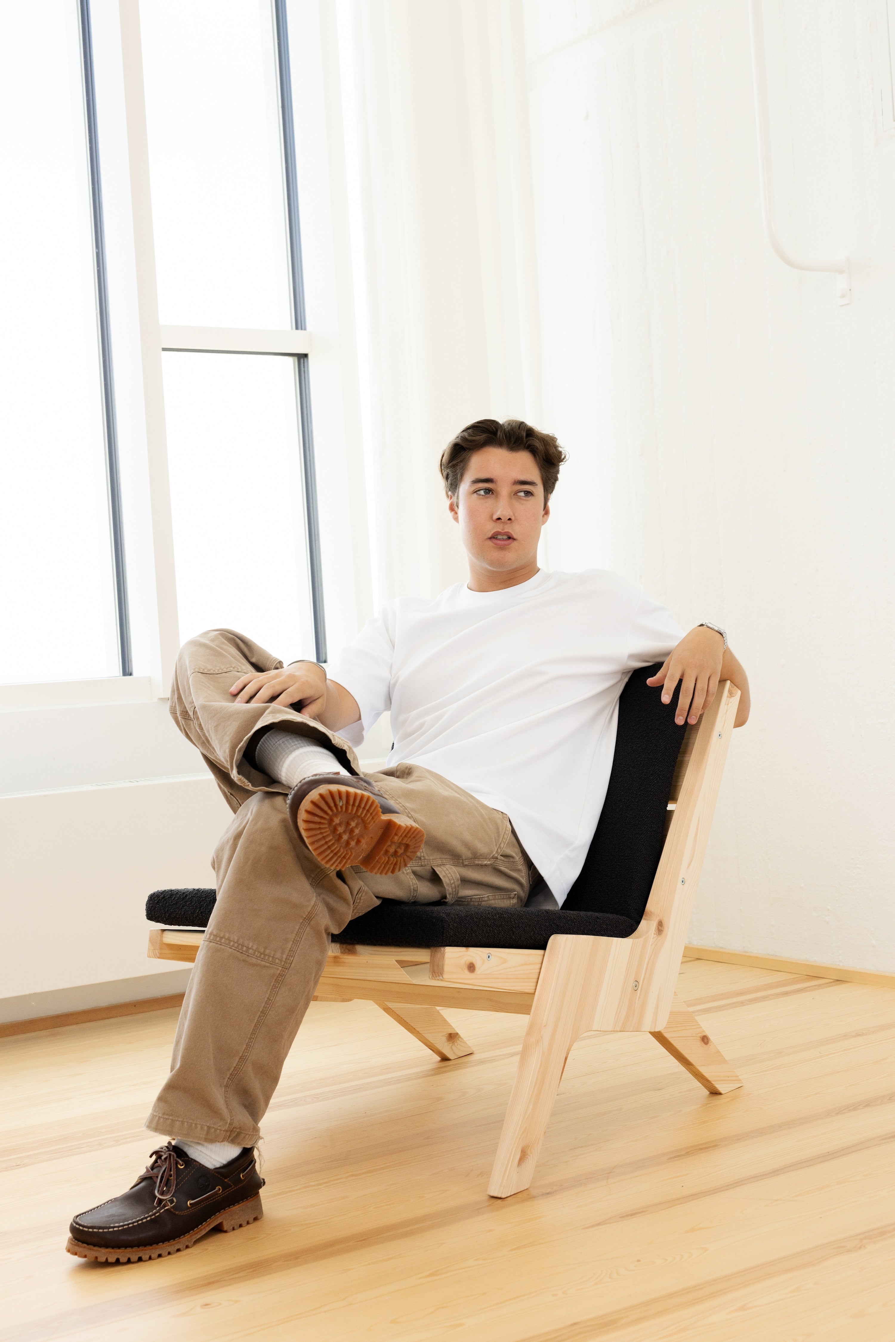 SWAY LOUNGE CHAIR RAW W. MIDNIGHT GREY MATTRESS