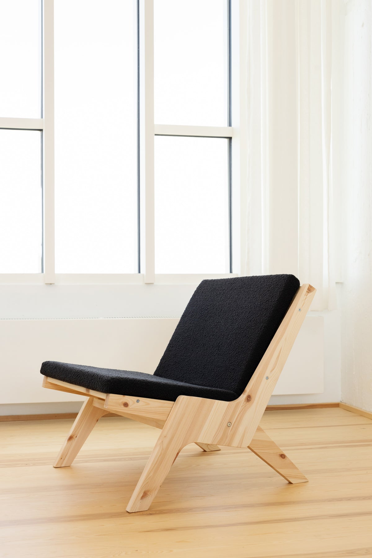 SWAY LOUNGE CHAIR RAW W. MIDNIGHT GREY MATTRESS