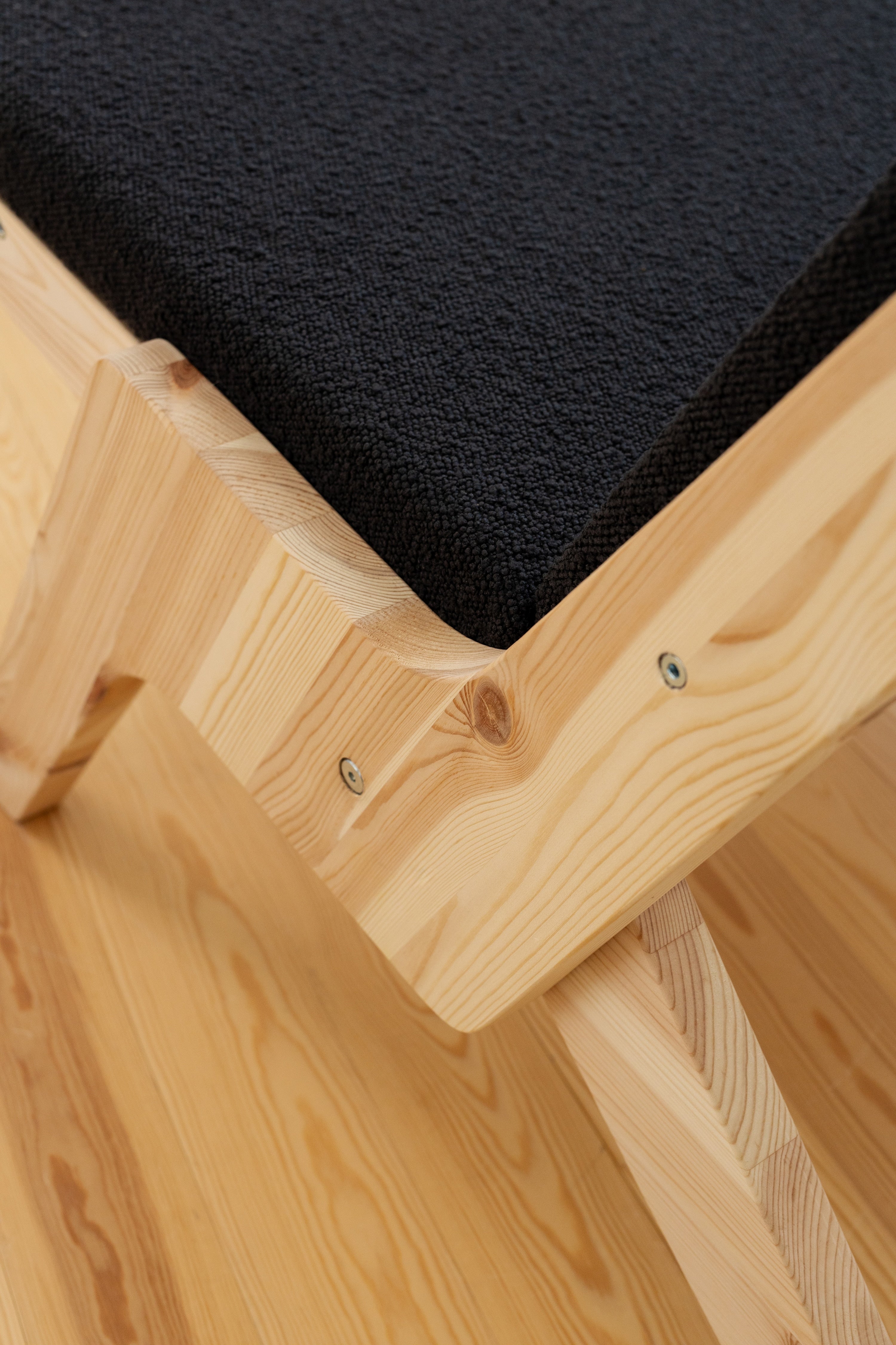 SWAY LOUNGE CHAIR RAW W. MIDNIGHT GREY MATTRESS