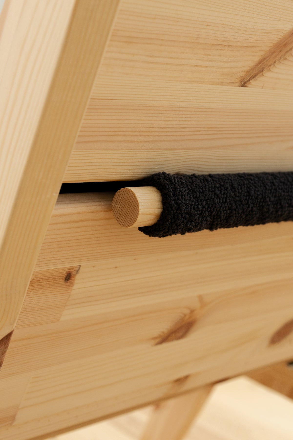 SWAY LOUNGE CHAIR RAW W. MIDNIGHT GREY MATTRESS