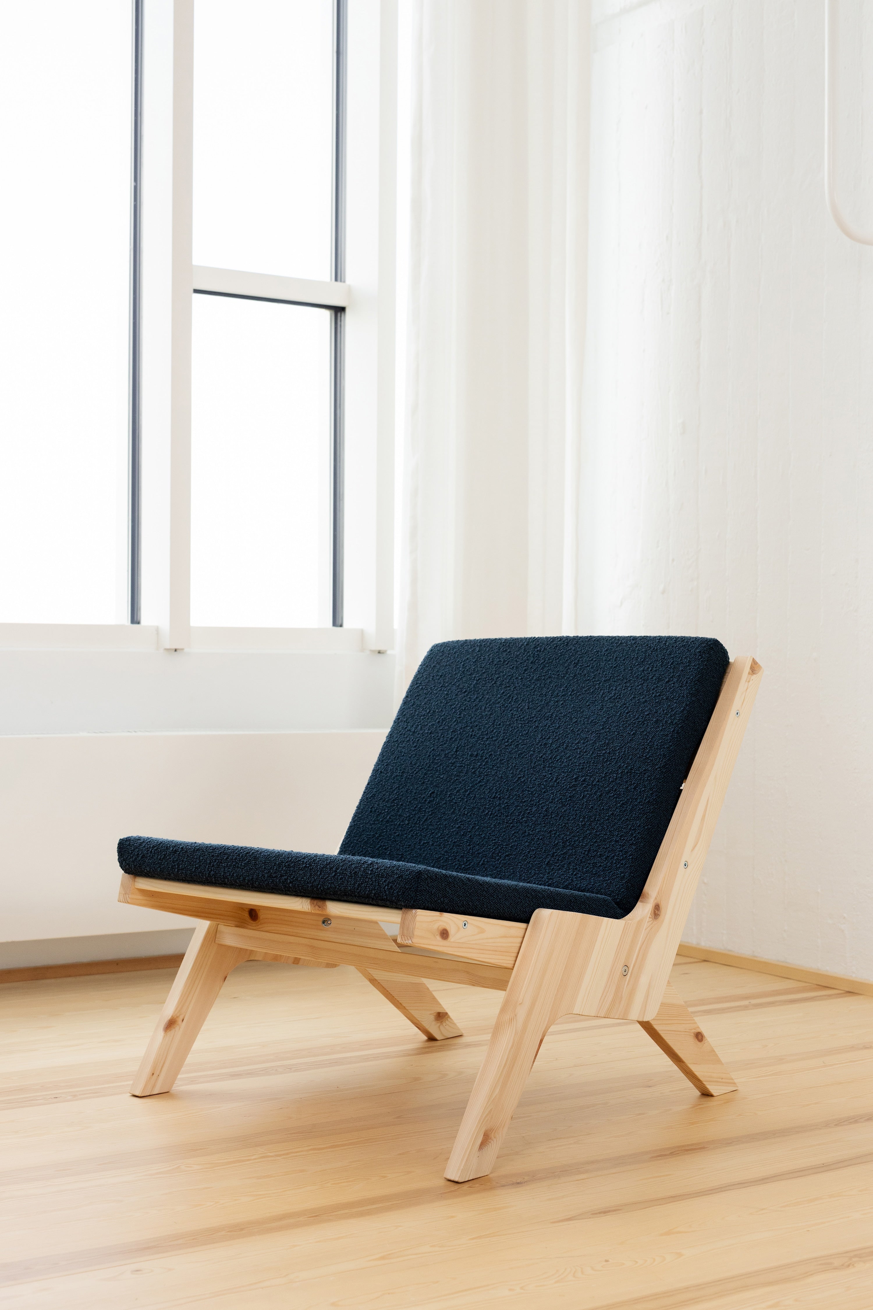 SWAY LOUNGE CHAIR RAW W. OXFORD BLUE MATTRESS