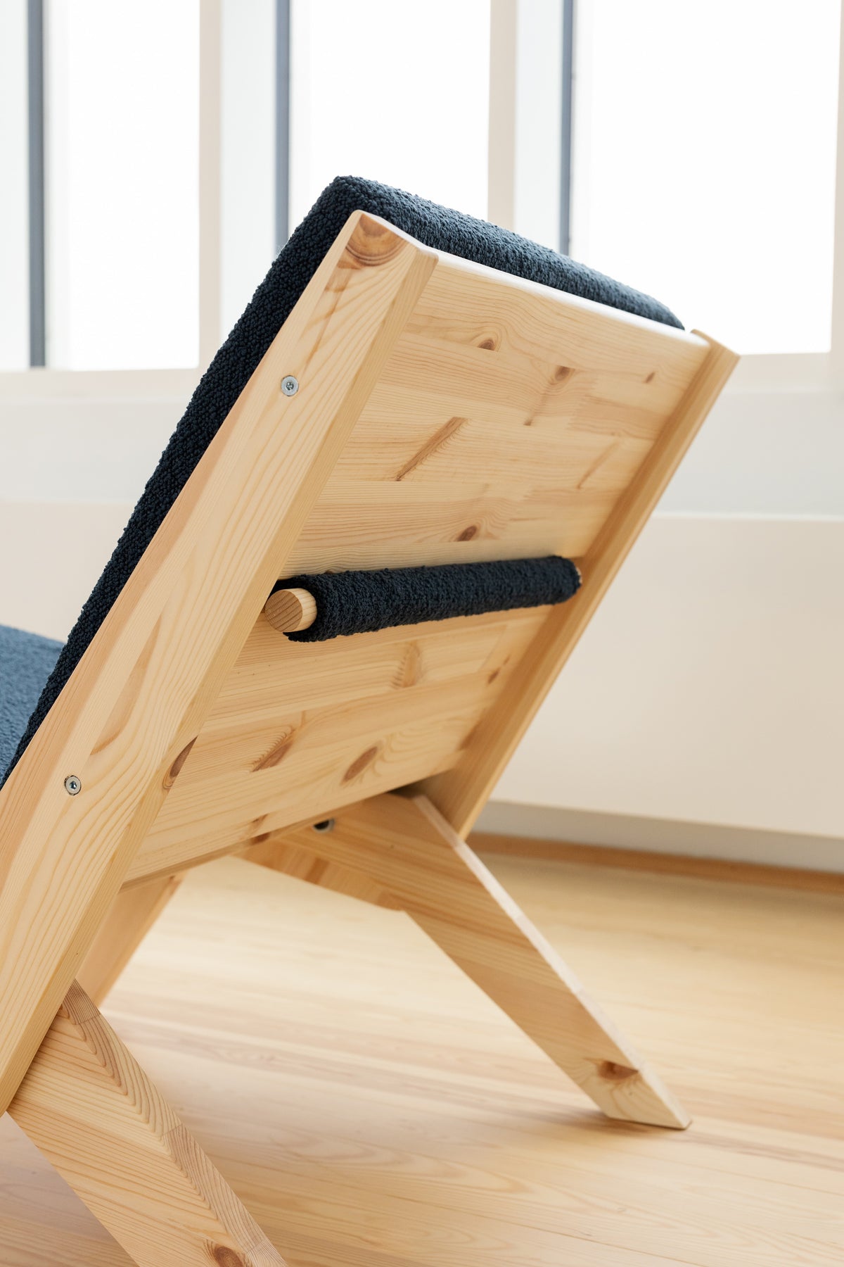 SWAY LOUNGE CHAIR RAW W. OXFORD BLUE MATTRESS