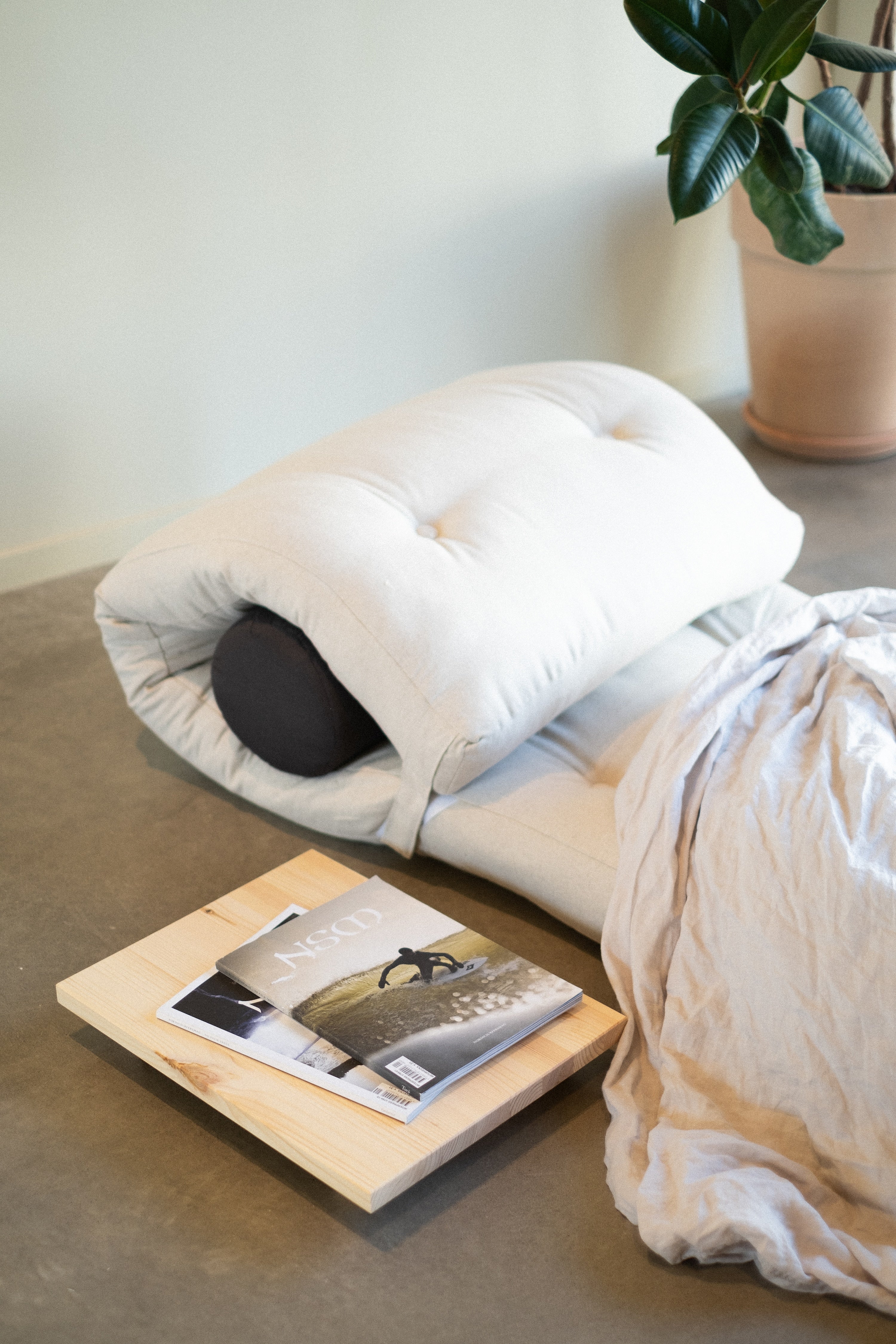 WRAP WHEAT BEIGE W. 1 CUSHION DARK GREY