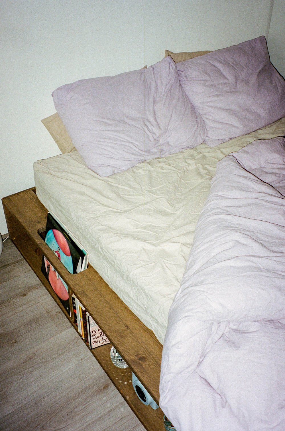 ZIGGY BED CAROB BROWN LACQUERED QUEEN SIZE